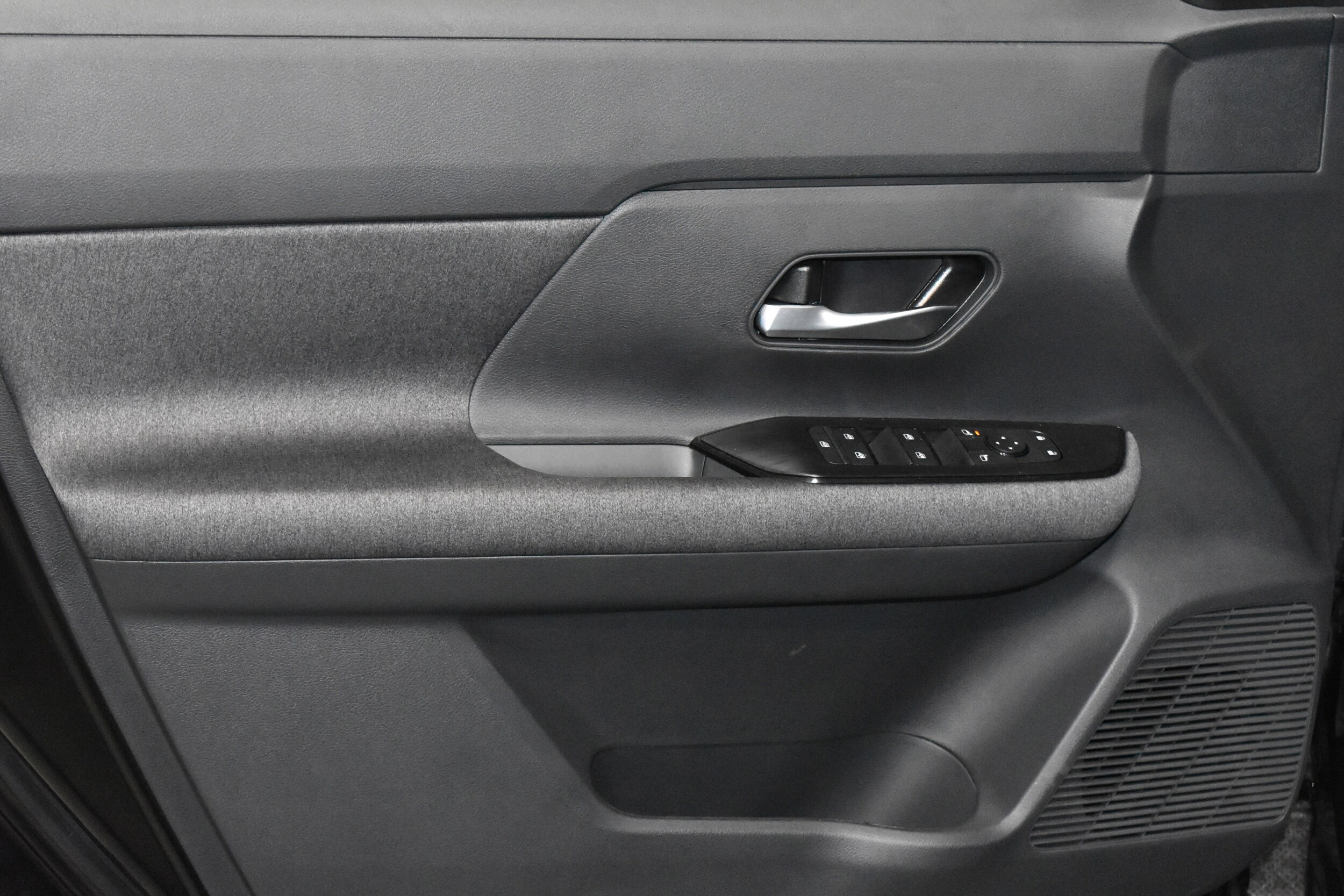 2025 Nissan Kicks SV photo 4