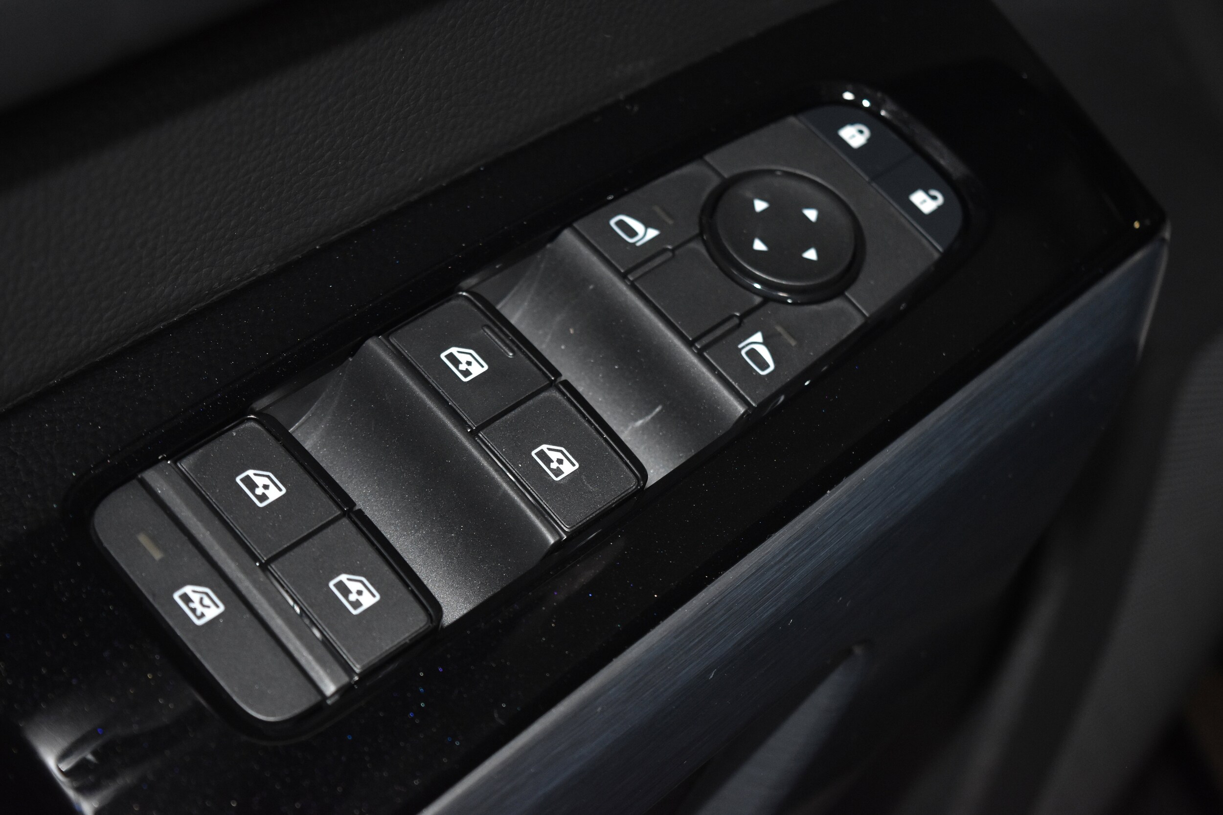 2025 Nissan Pathfinder SL photo 3
