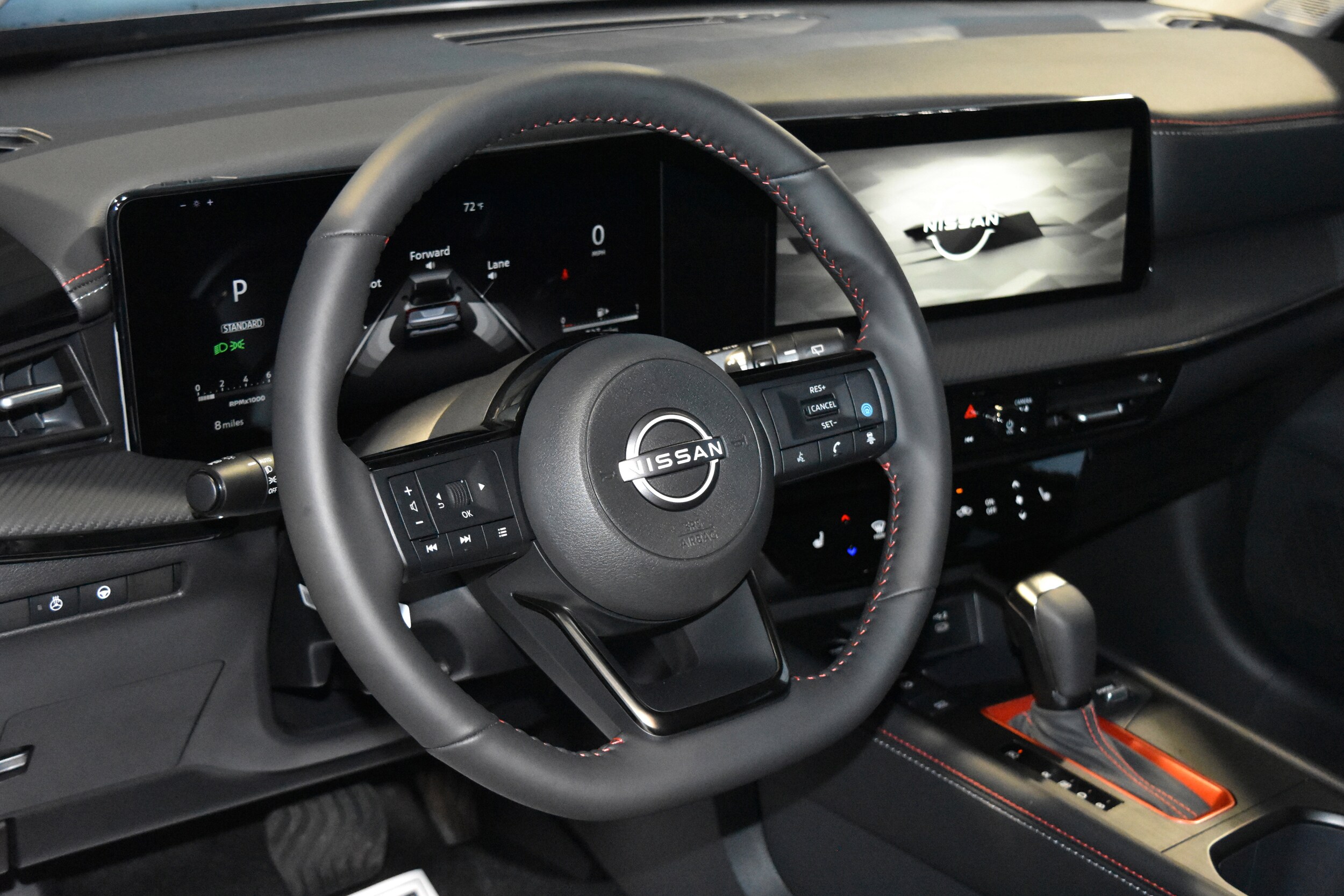 2026 Nissan Kicks SR photo 3