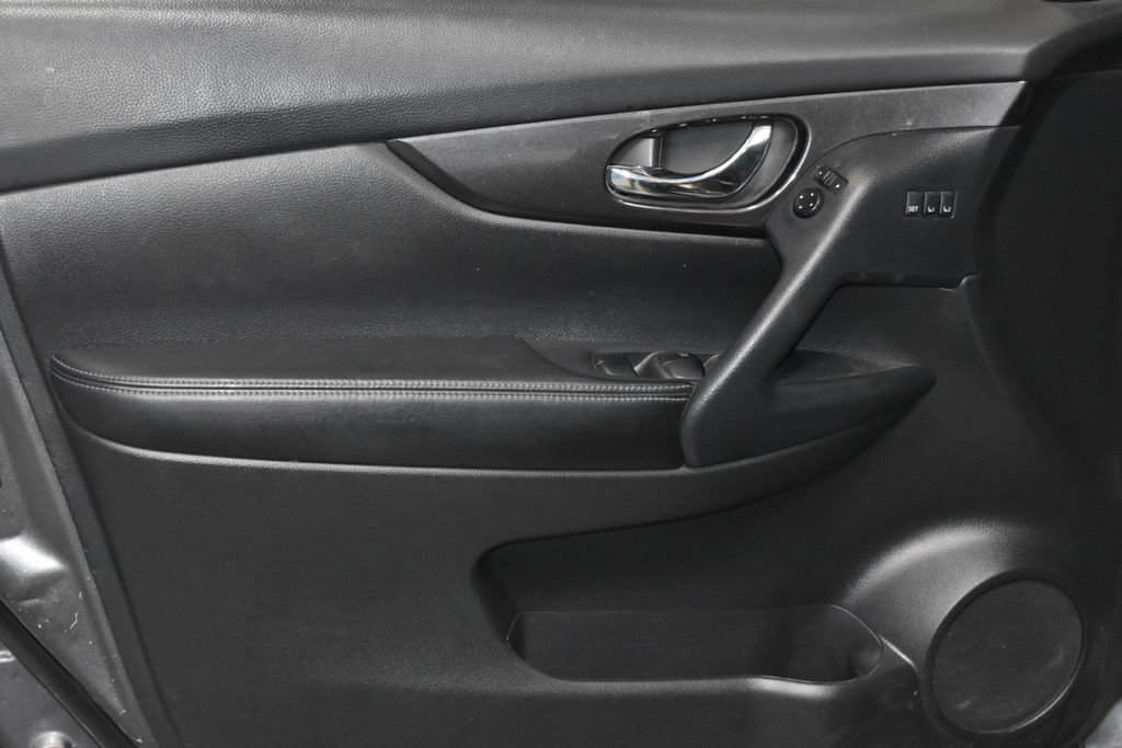 2020 Nissan Rogue SV photo 2