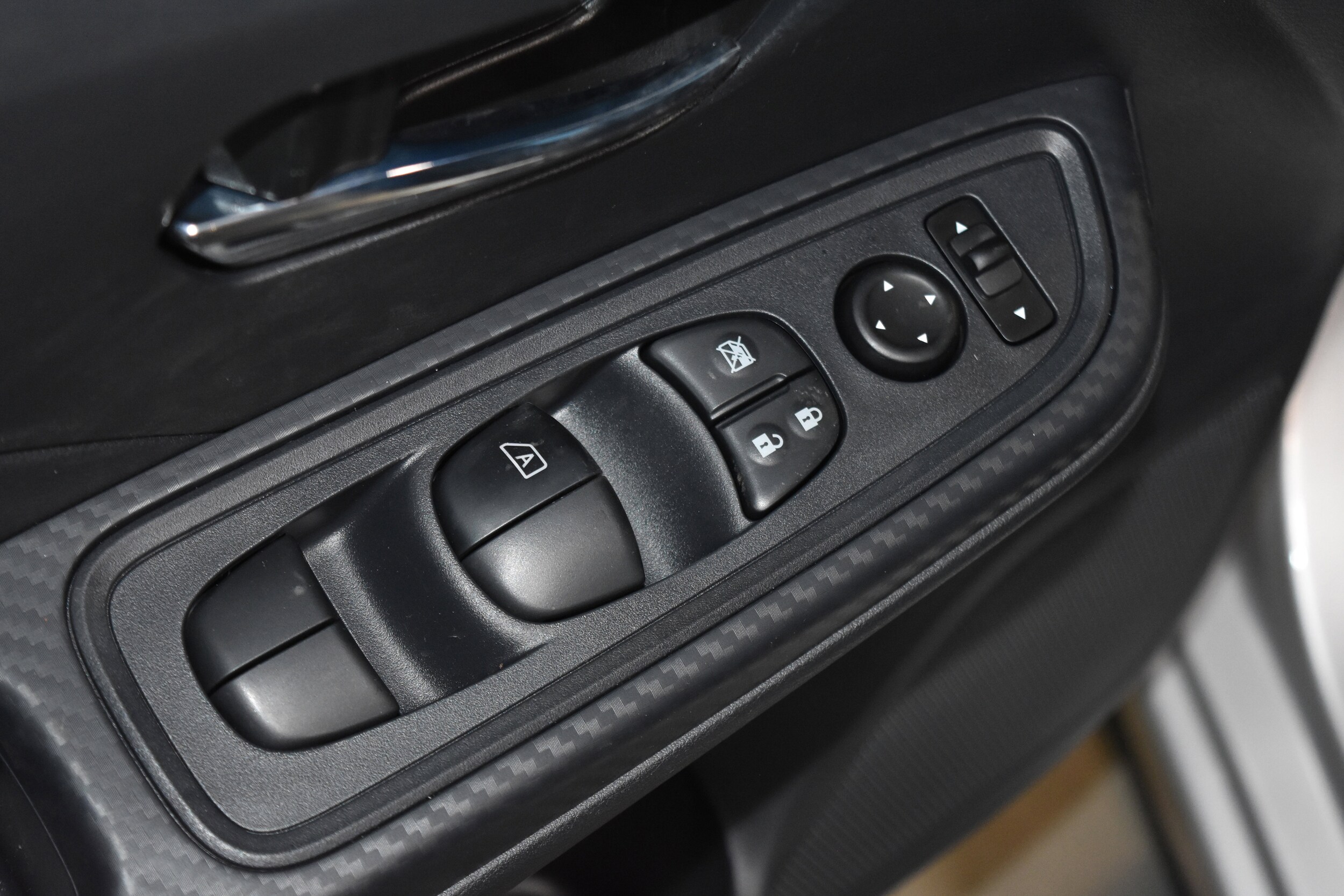 2025 Nissan Versa 1.6 SV photo 3