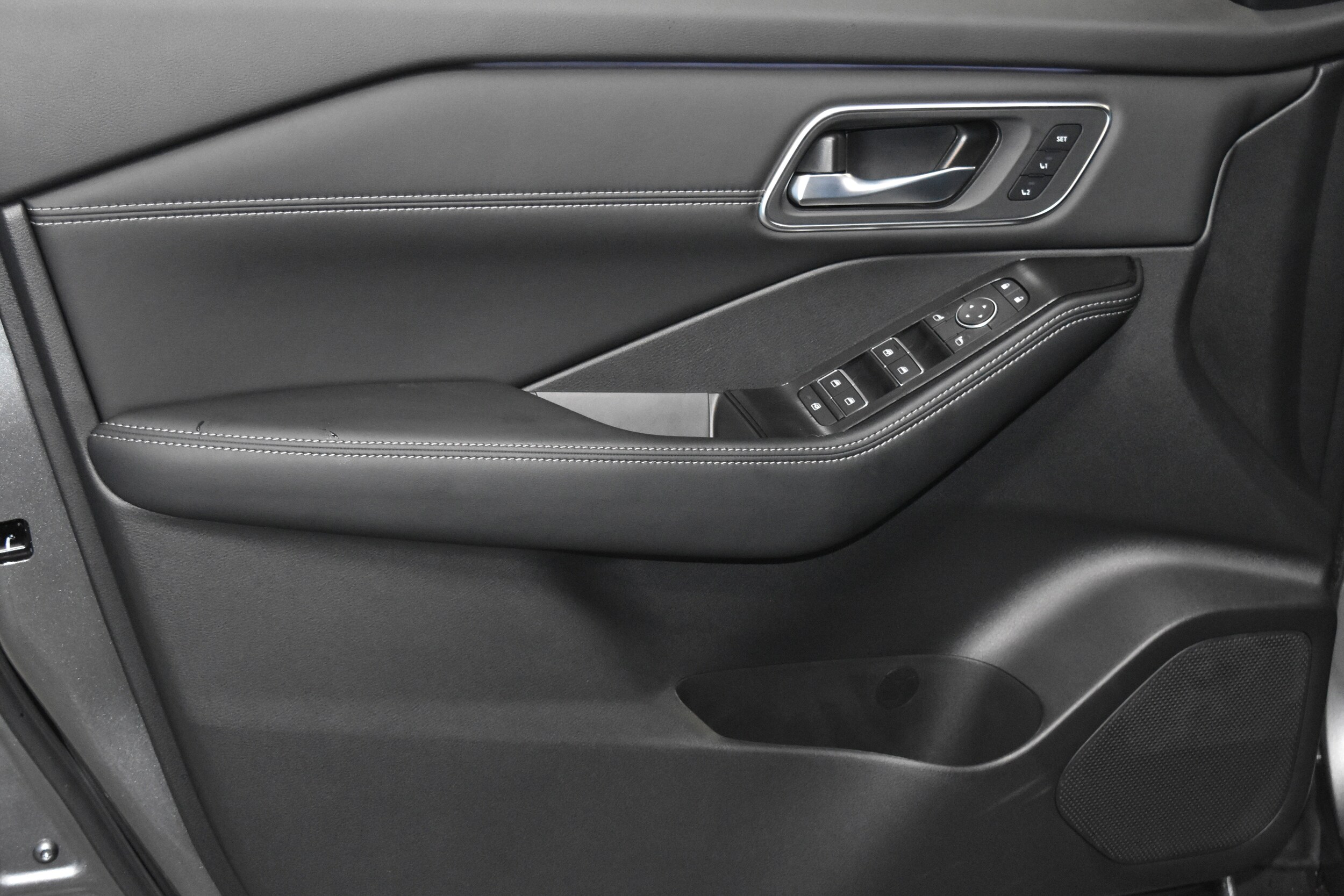 2026 Nissan Rogue Platinum photo 3