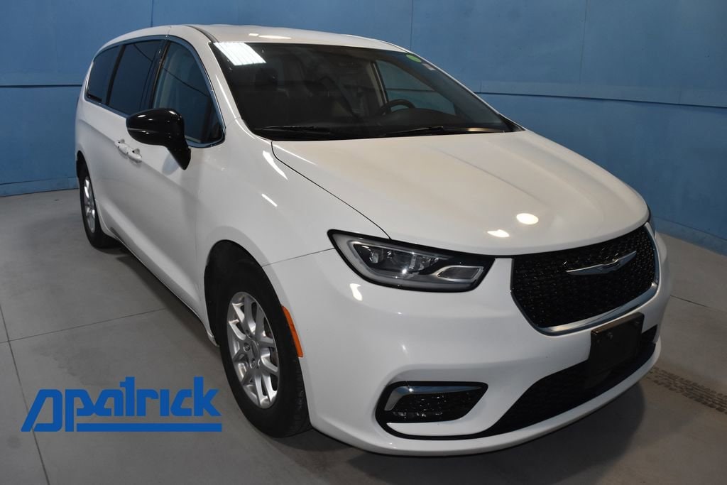 Used 2024 Chrysler Pacifica Touring L 4D Passenger Van