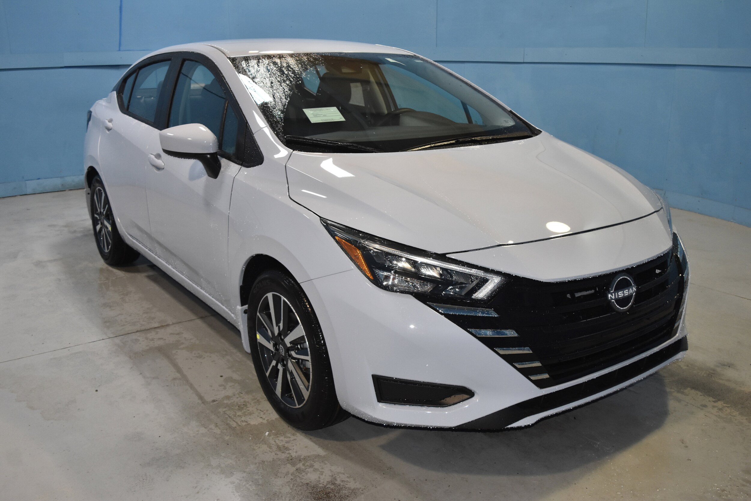 2025 Nissan Versa 1.6 SV photo 2