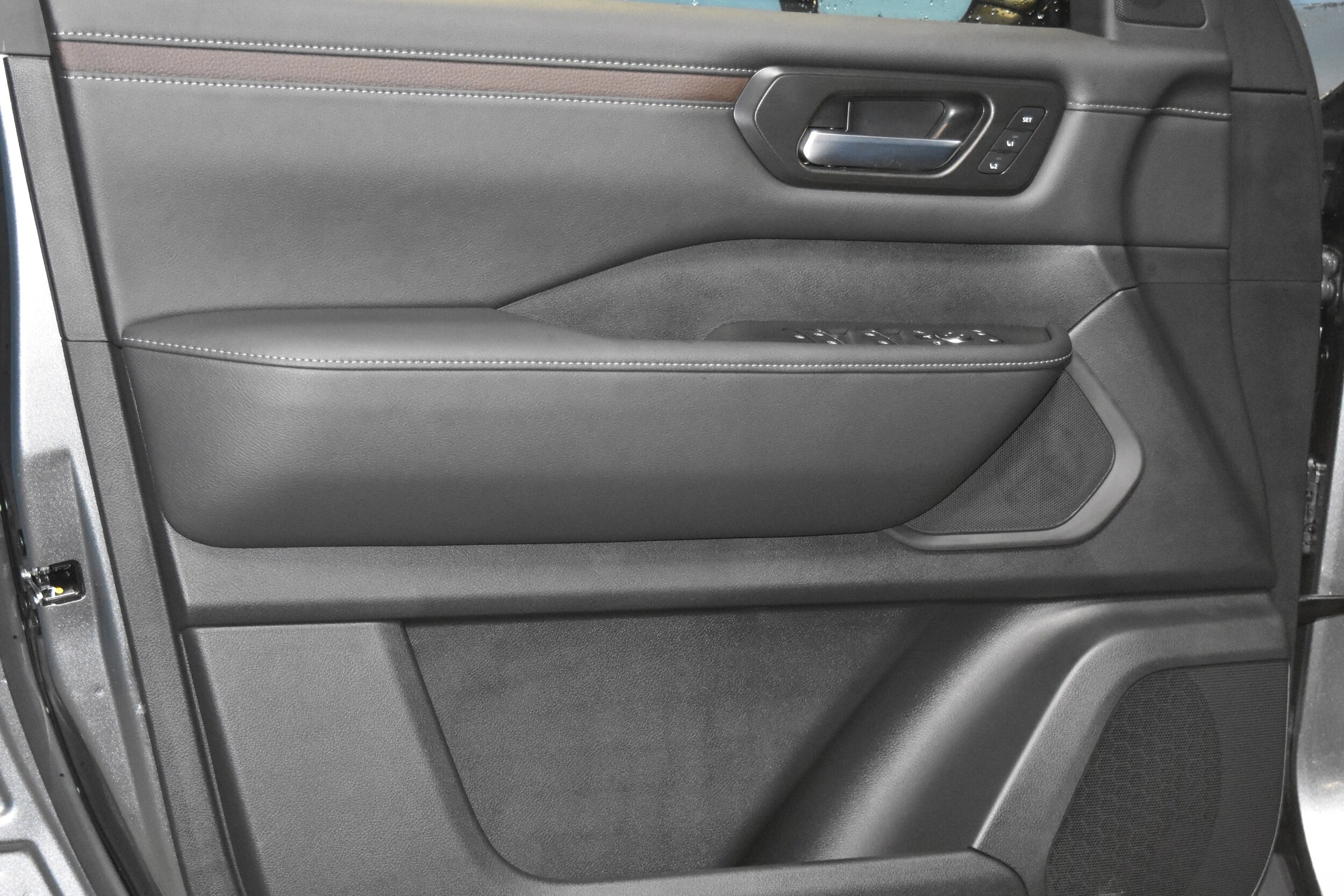 2026 Nissan Armada SL photo 3