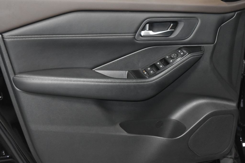2023 Nissan Rogue SV photo 3