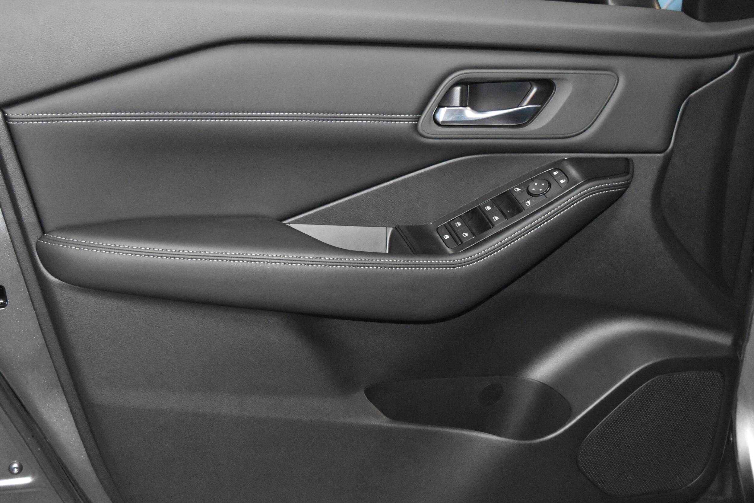 2026 Nissan Rogue SV photo 4
