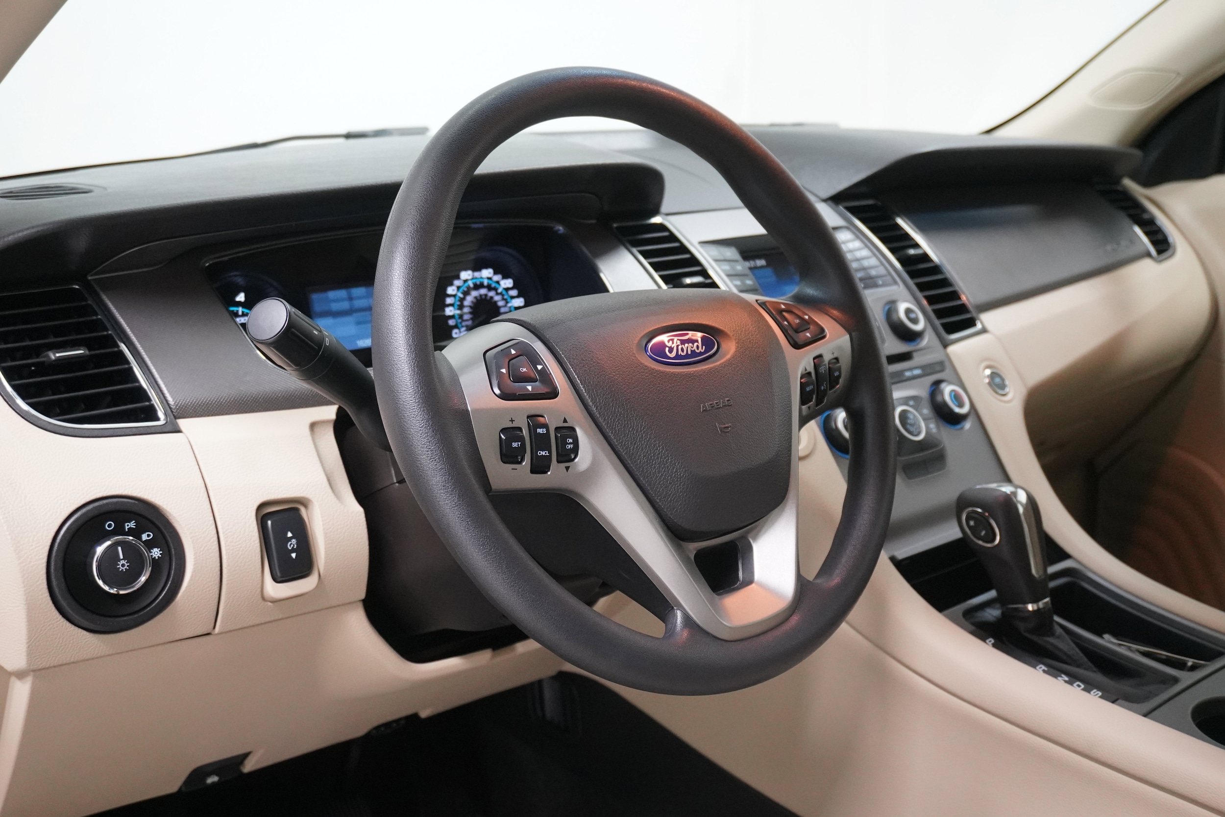 2018 Ford Taurus SE - Photo 9