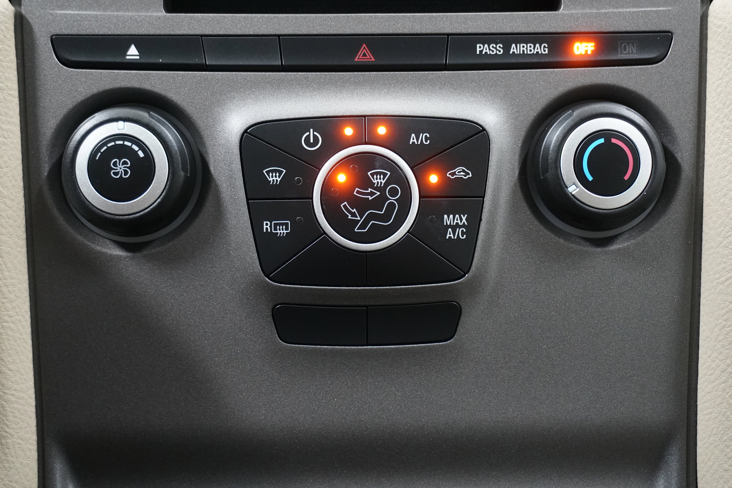 2018 Ford Taurus SE - Photo 18