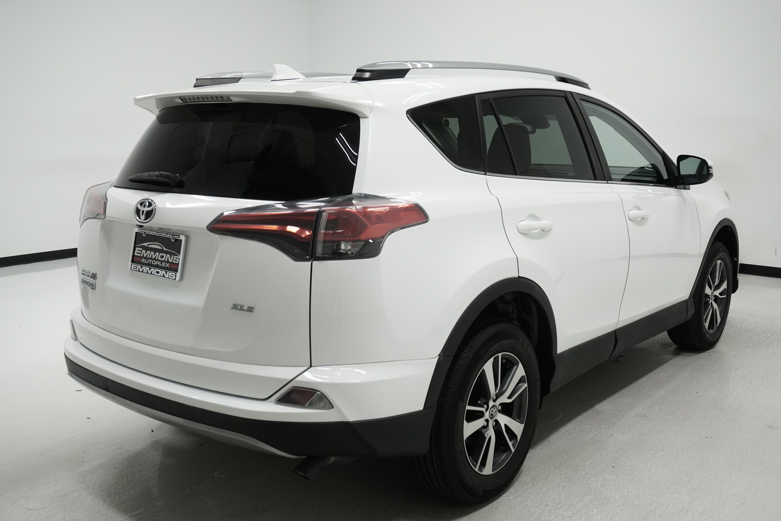 2018 Toyota RAV4 XLE photo 2