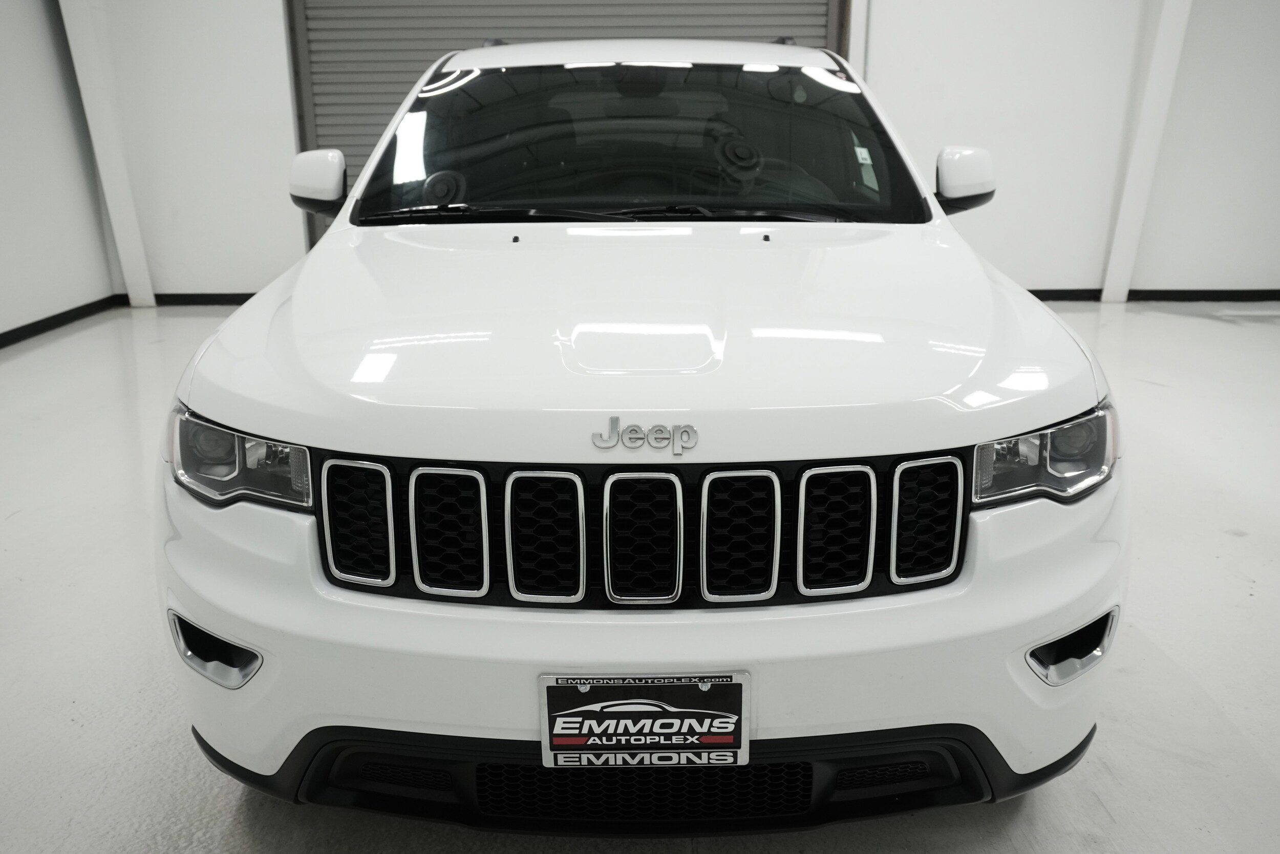 2019 Jeep Grand Cherokee Laredo E photo 2