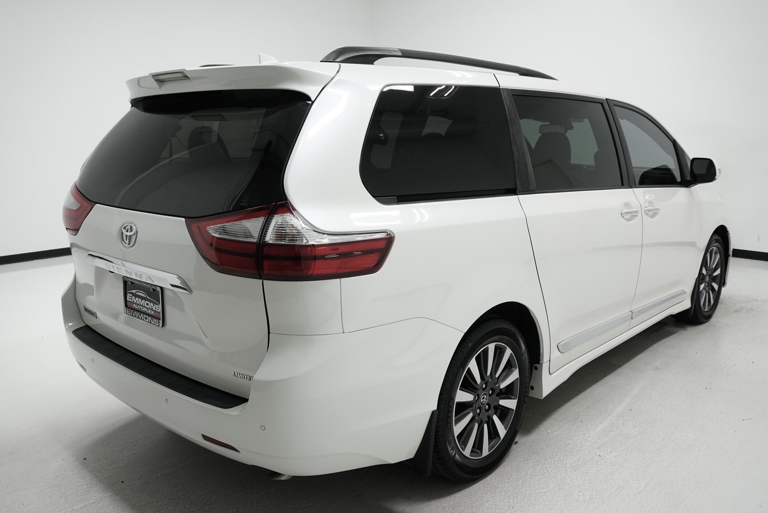 2018 Toyota Sienna Limited Premium photo 4
