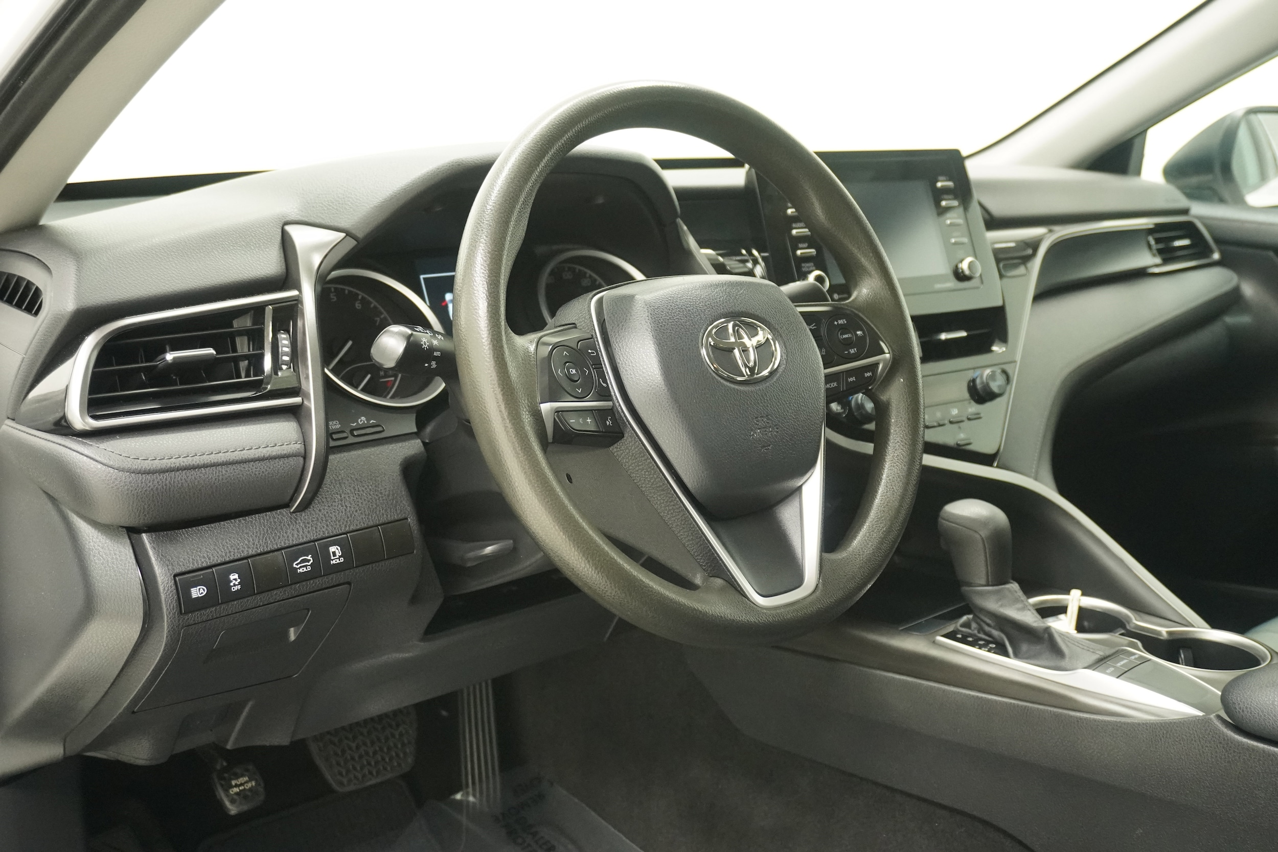 2022 Toyota Camry LE - Photo 10