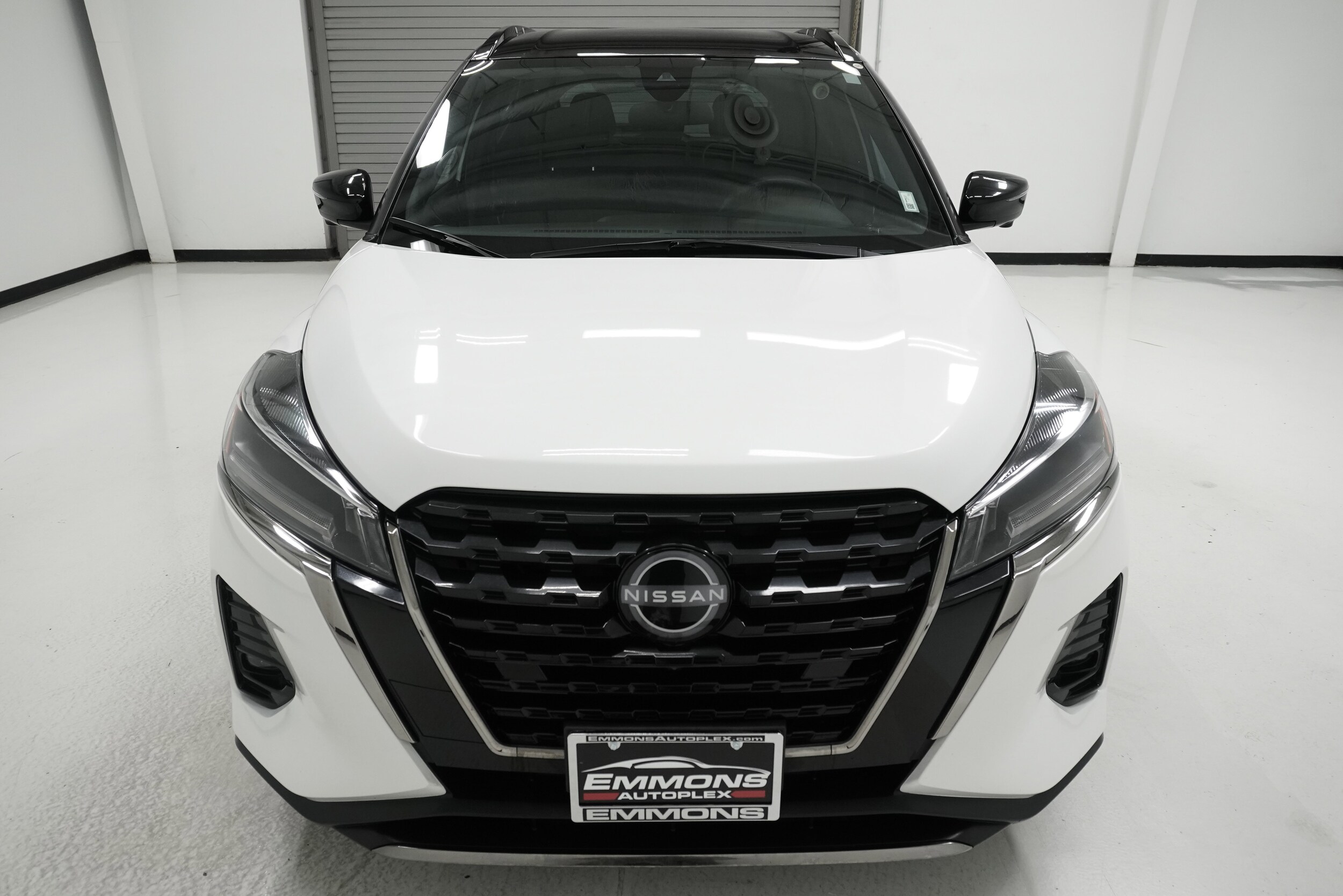 2023 Nissan Kicks SR photo 2