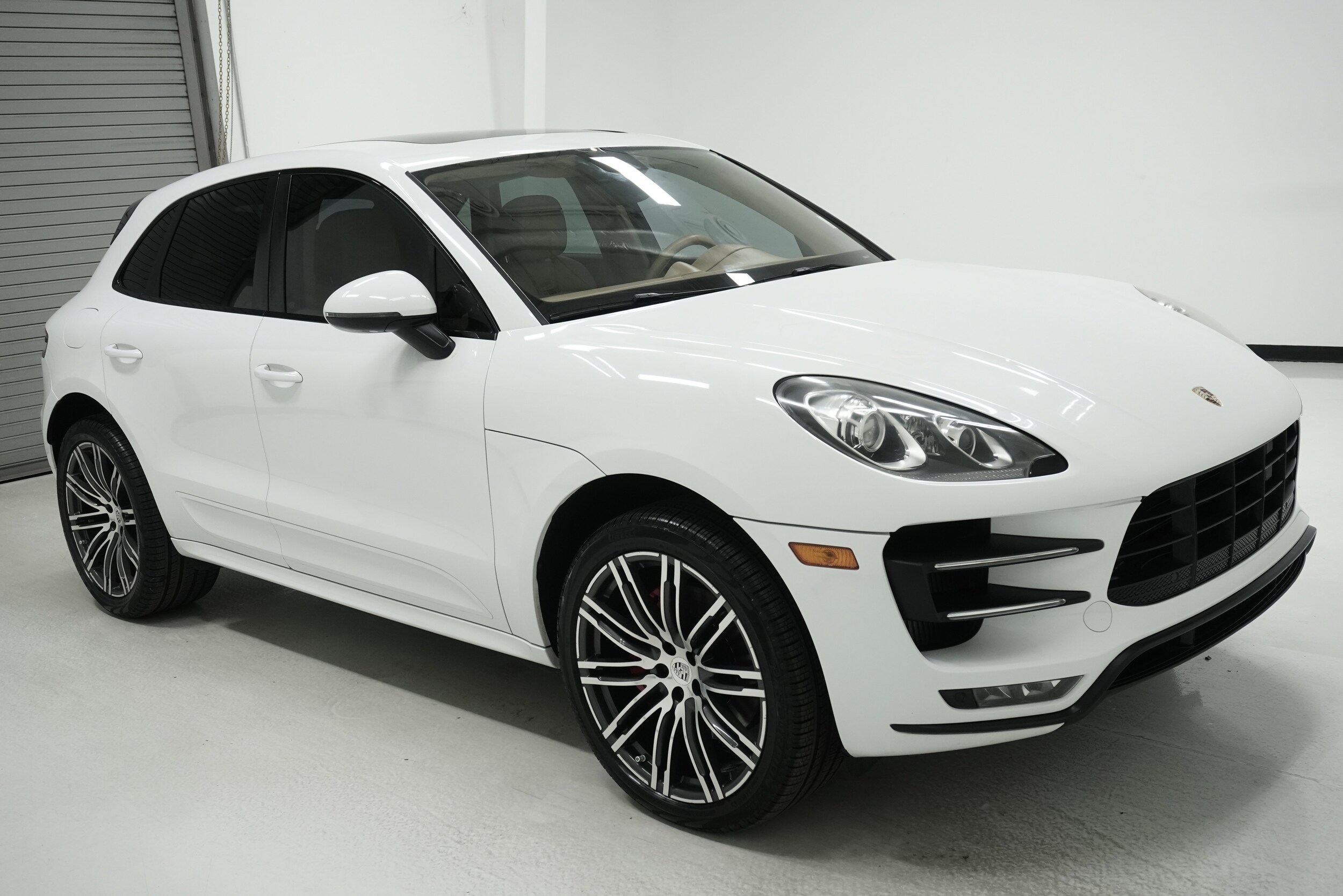 2015 Porsche Macan Turbo photo 3