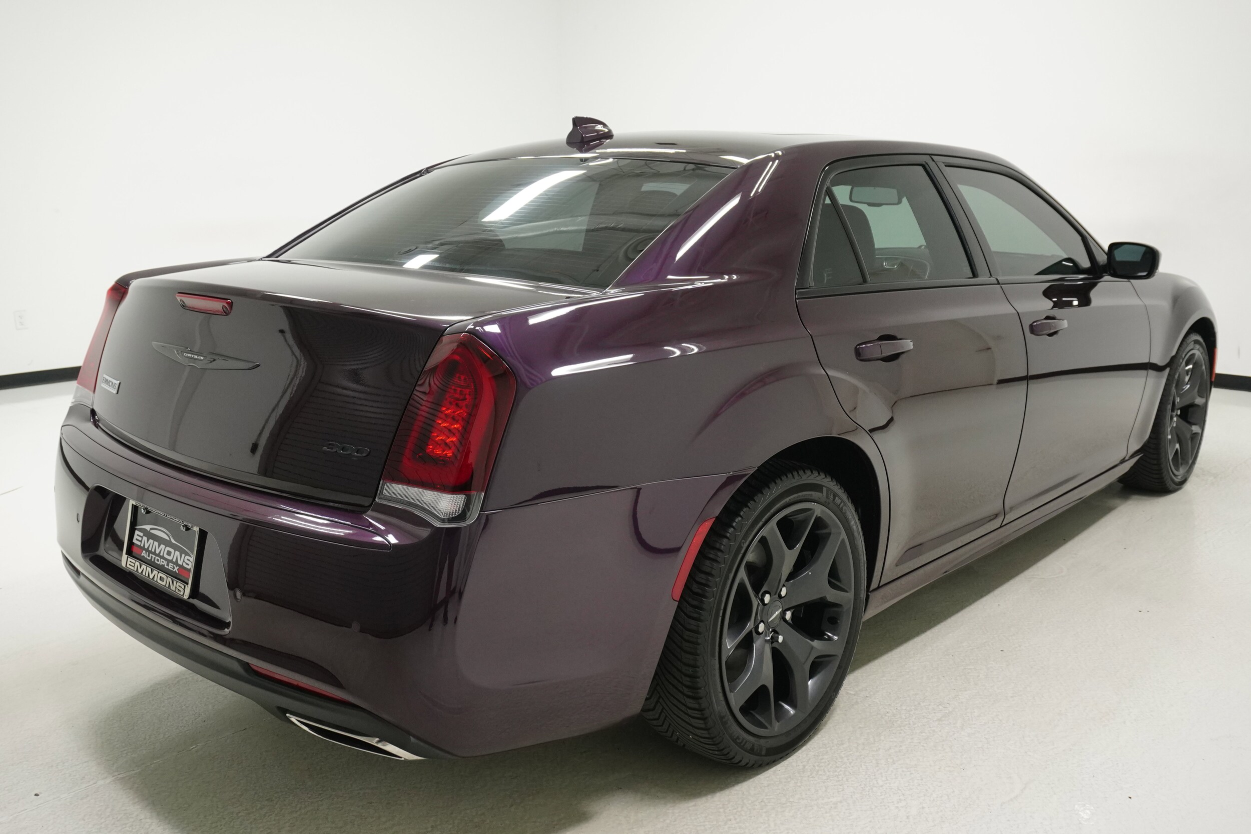 2021 Chrysler 300 Touring L photo 3