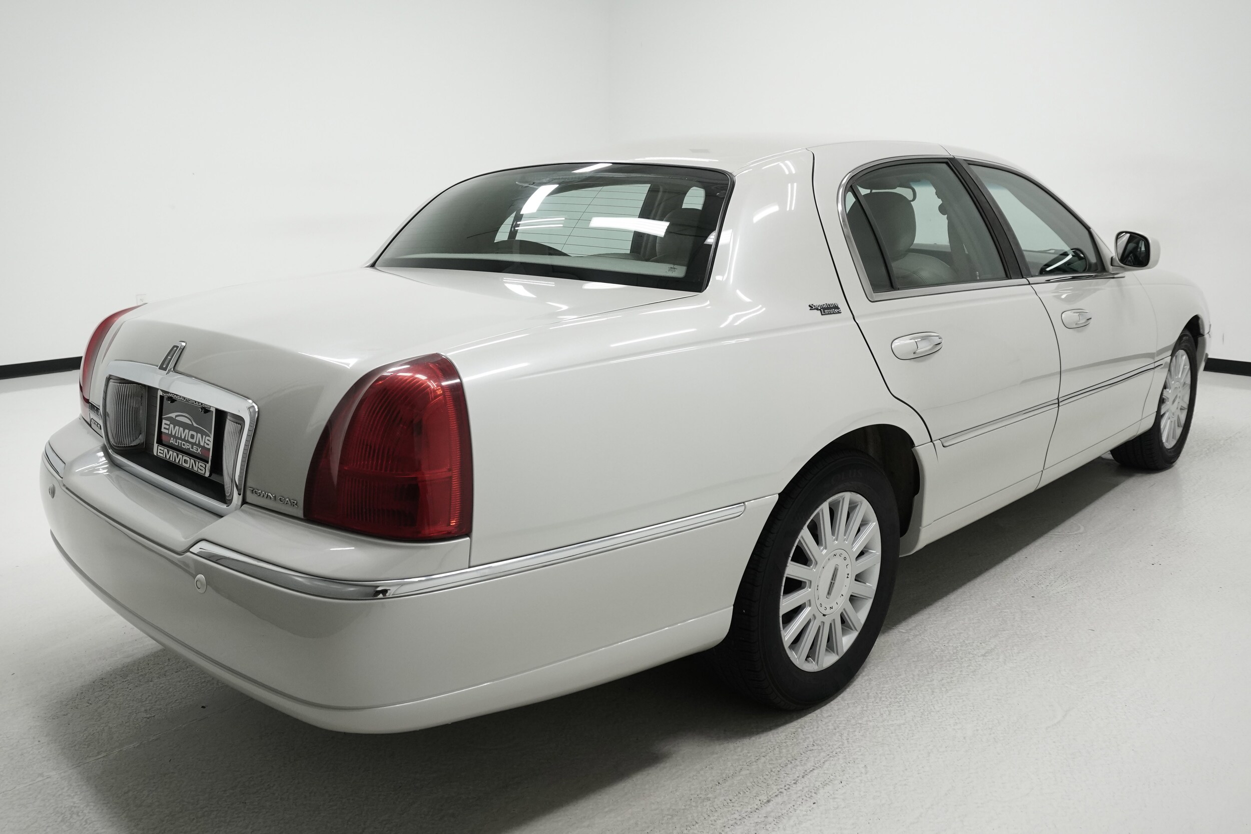 2005 Lincoln Town Car Signature Limited photo 3