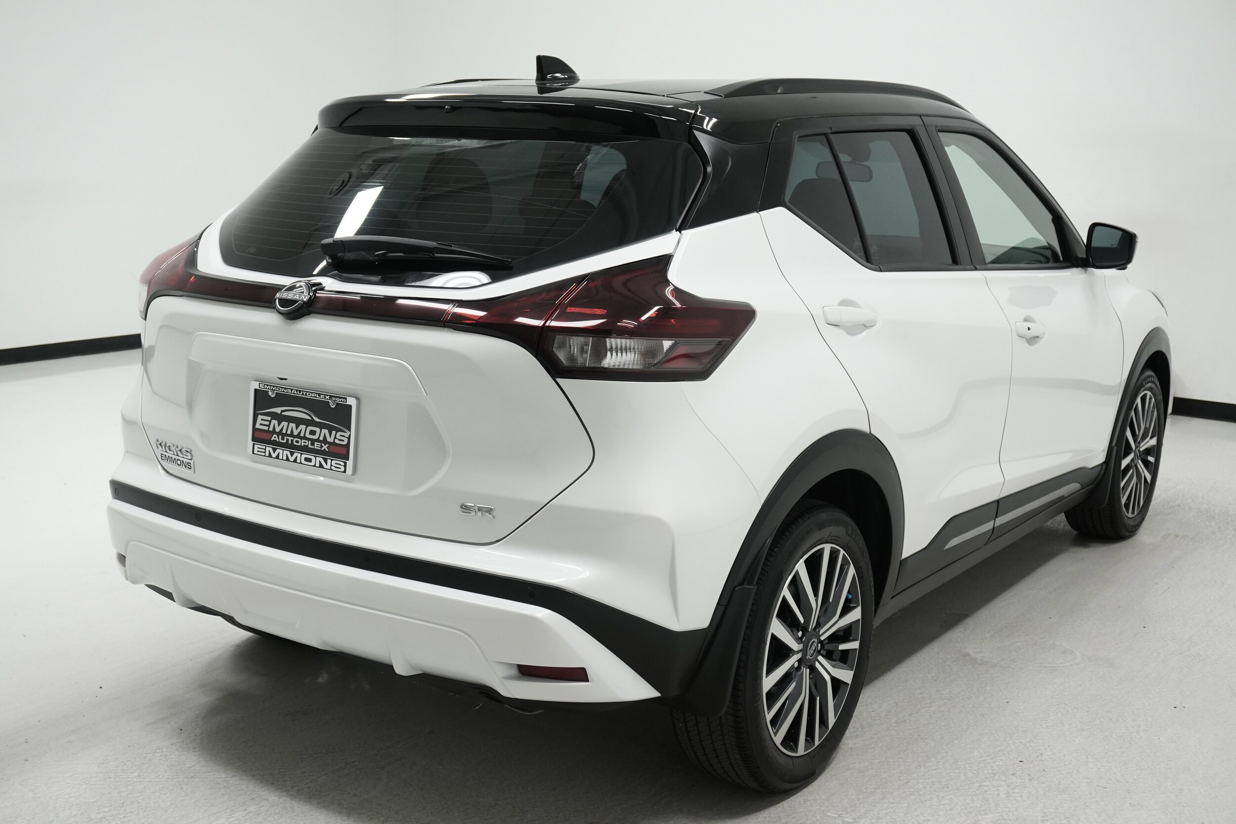 2023 Nissan Kicks SR photo 4