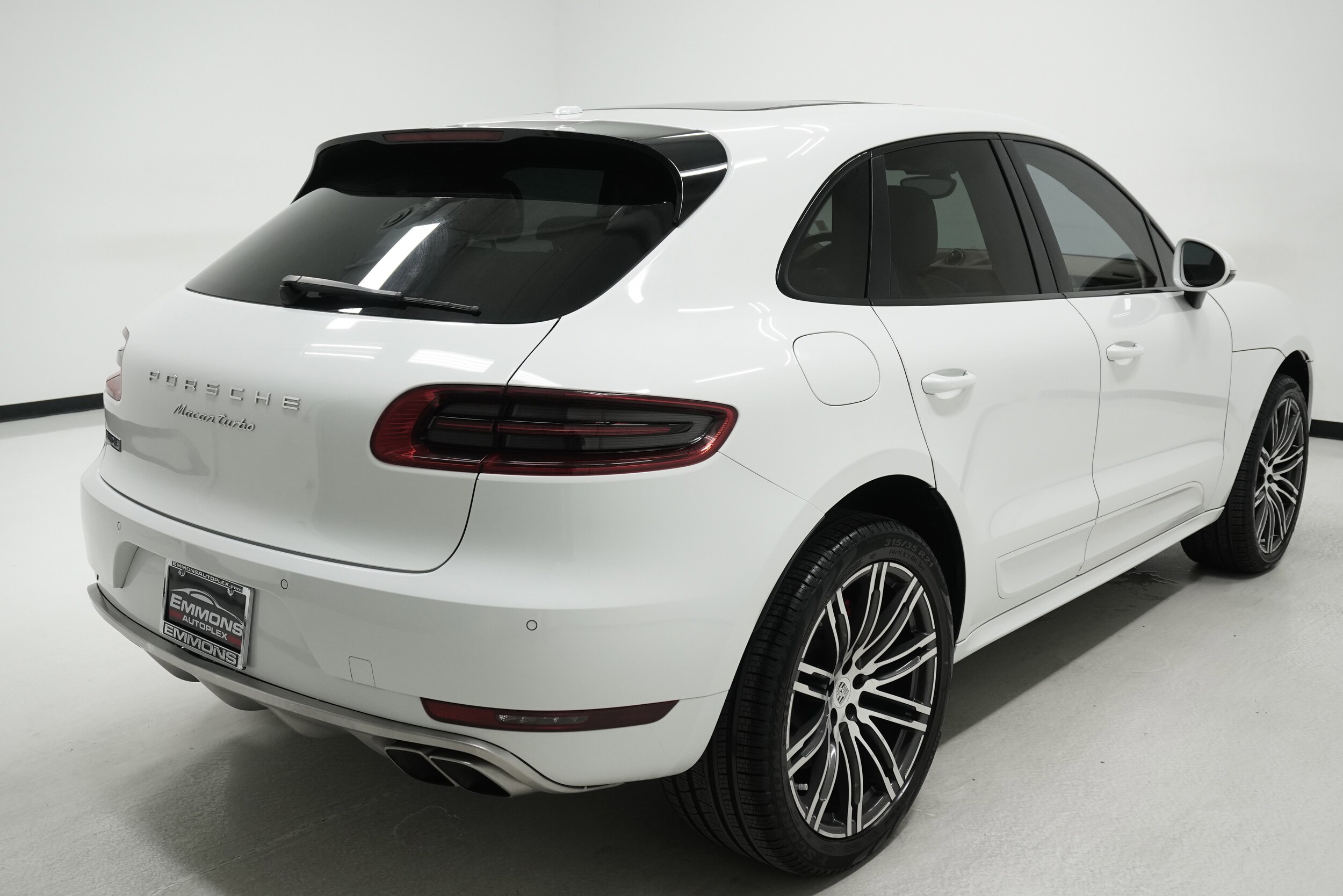 2015 Porsche Macan Turbo photo 4