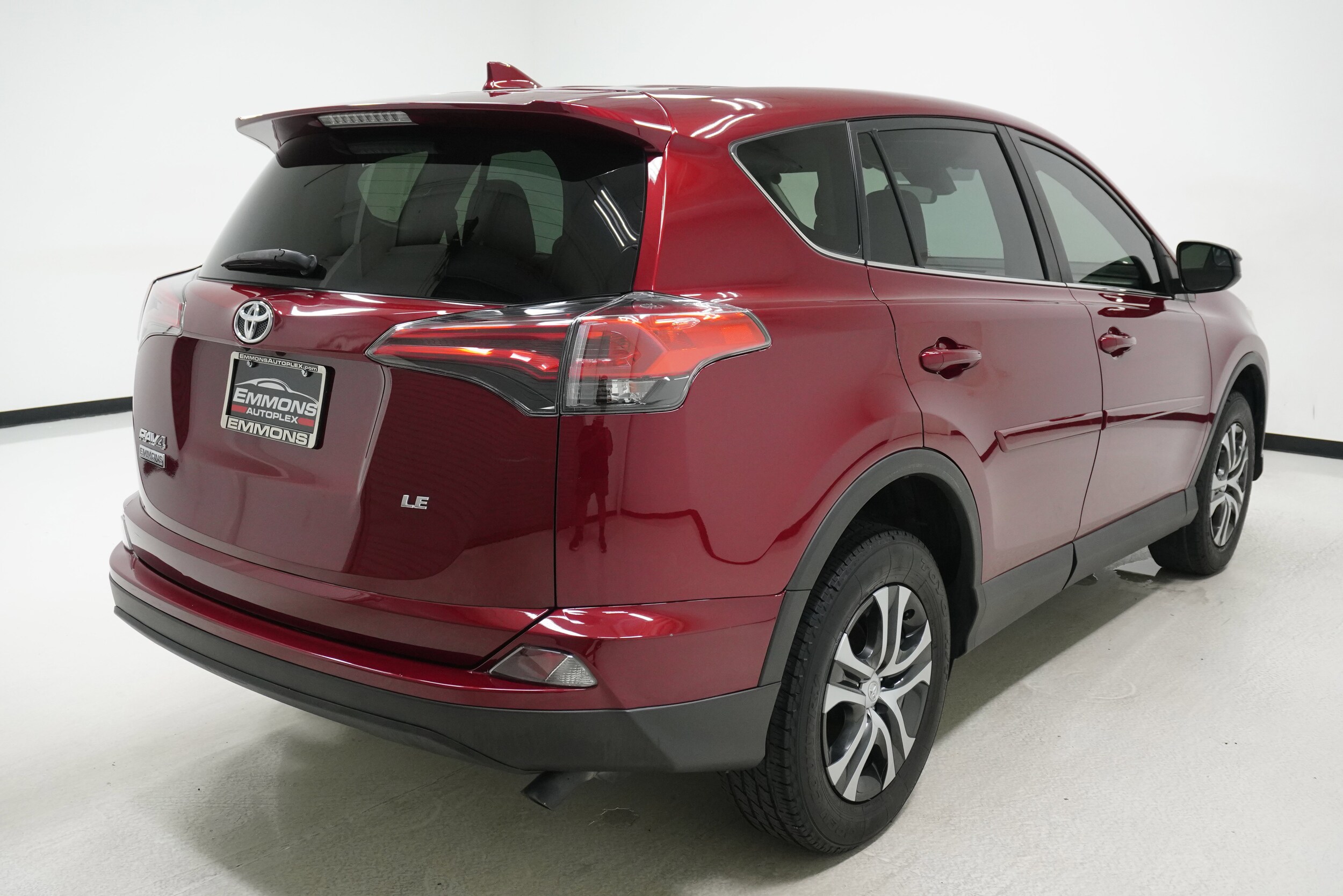 2018 Toyota RAV4 LE photo 4