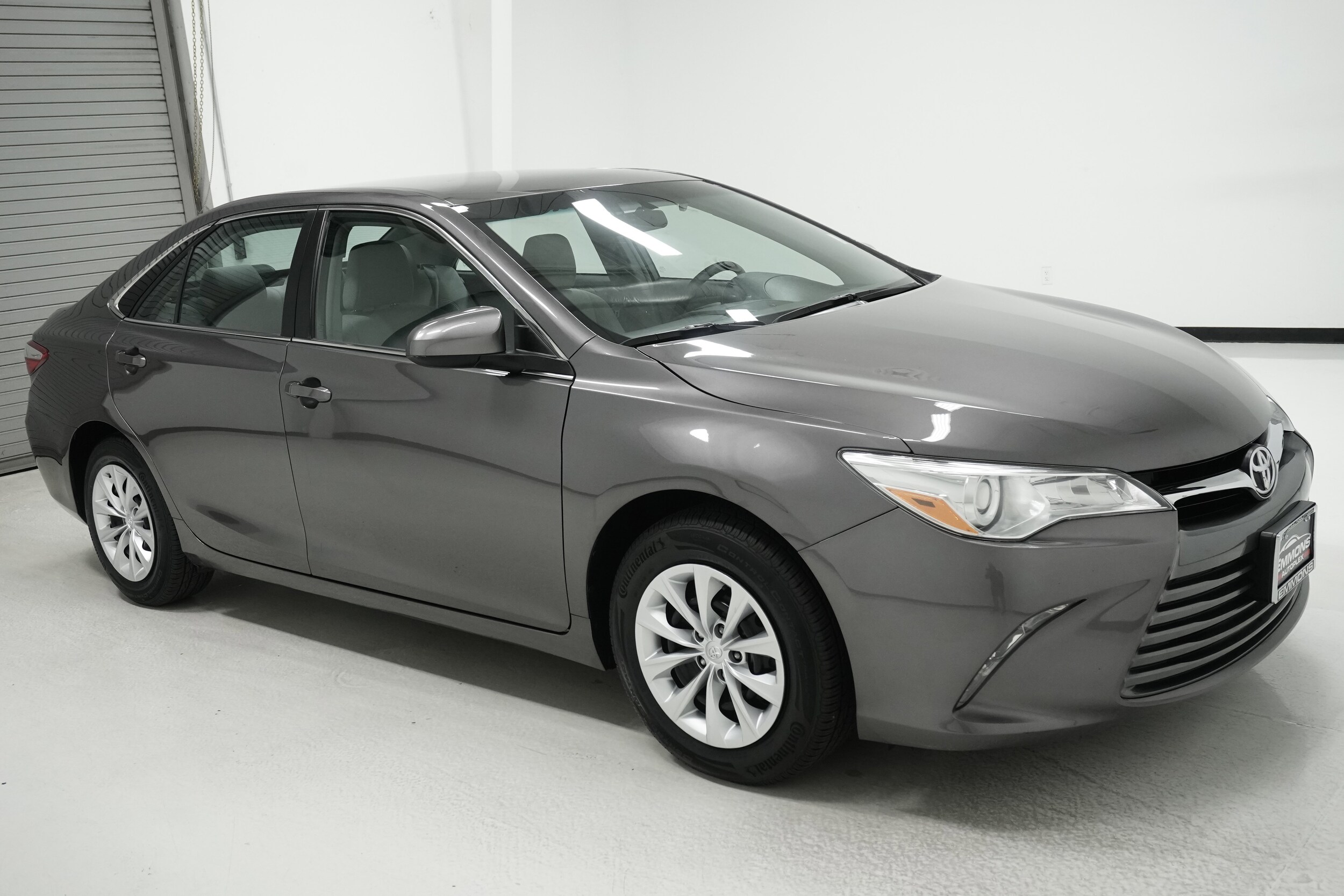 2016 Toyota Camry LE photo 3