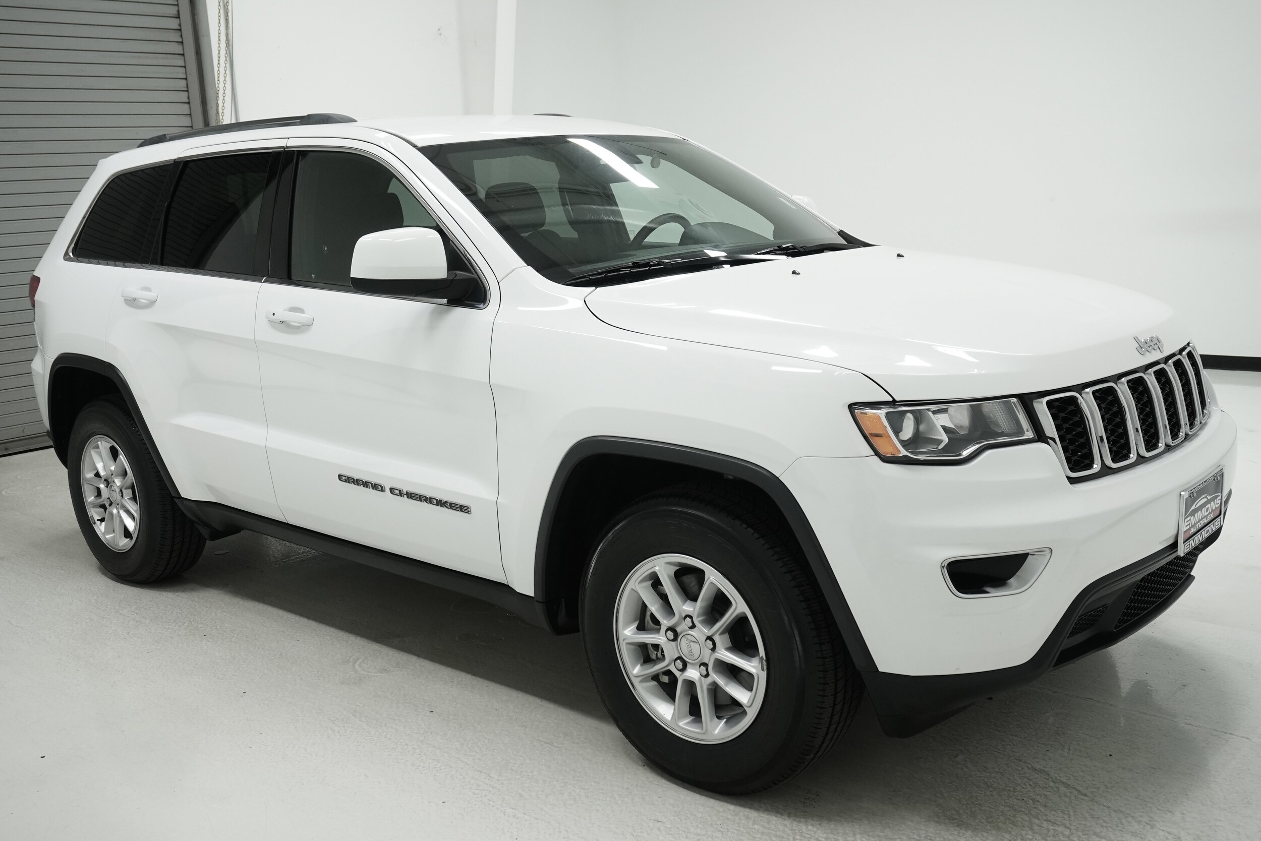 2019 Jeep Grand Cherokee Laredo E photo 3