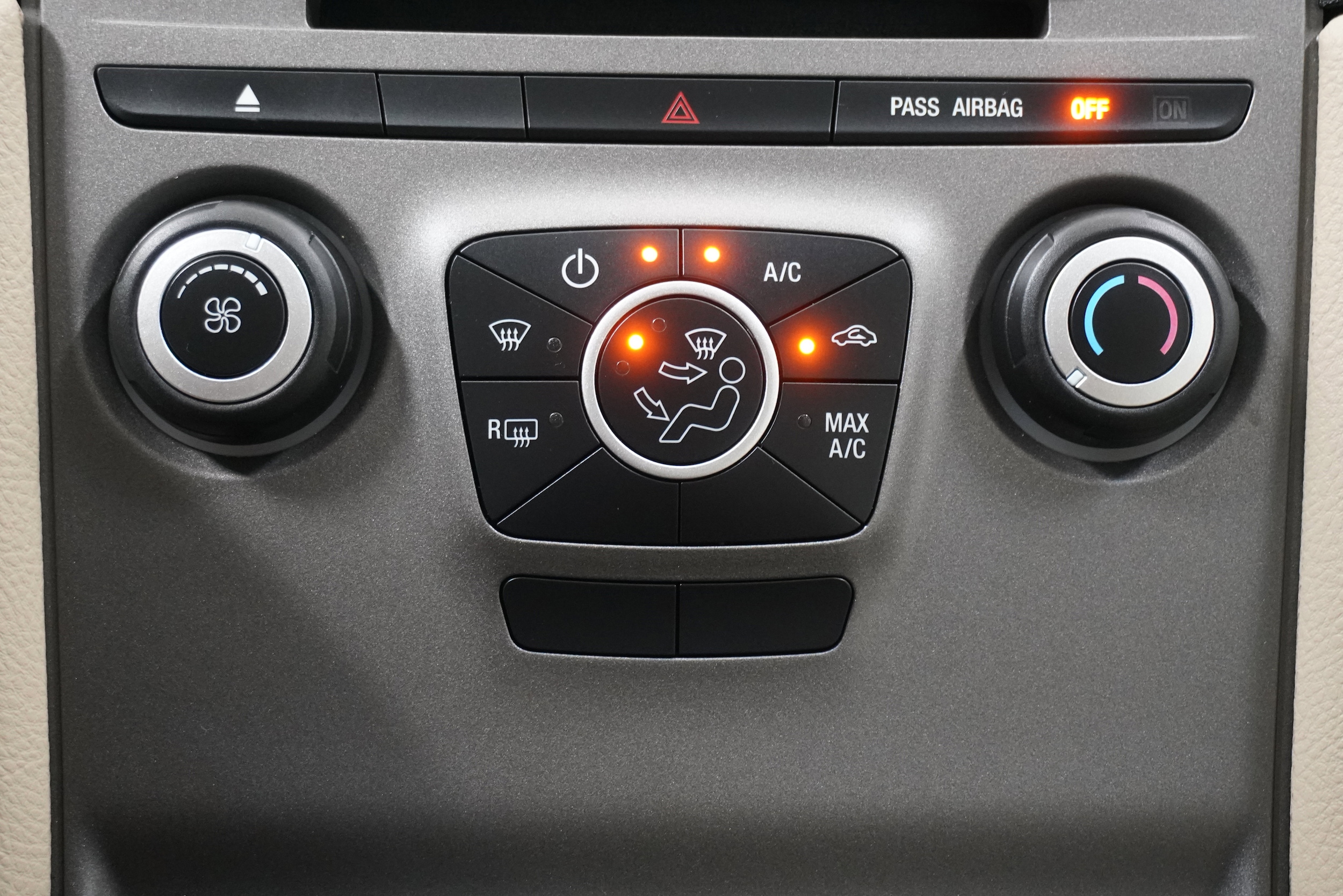 2018 Ford Taurus SE - Photo 18