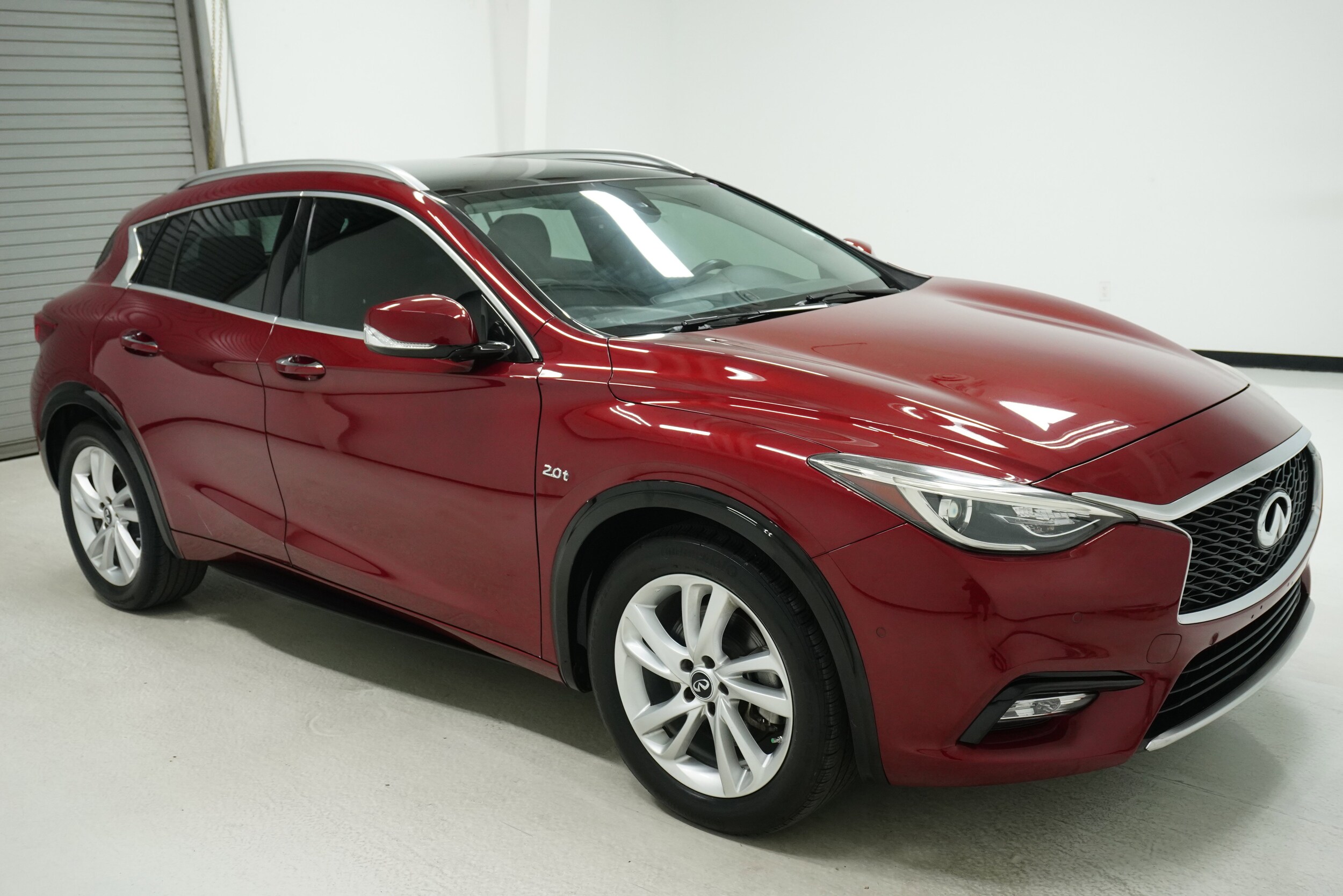 2017 Infiniti QX30 Premium photo 3
