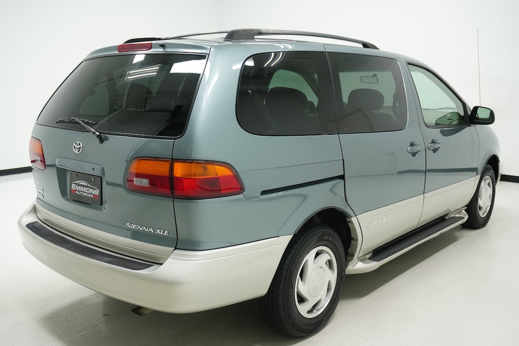 1998 Toyota Sienna XLE photo 4