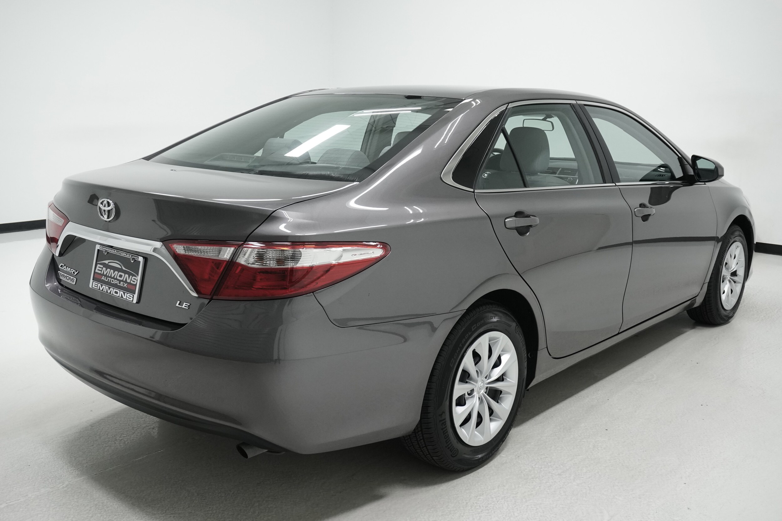 2016 Toyota Camry LE photo 4