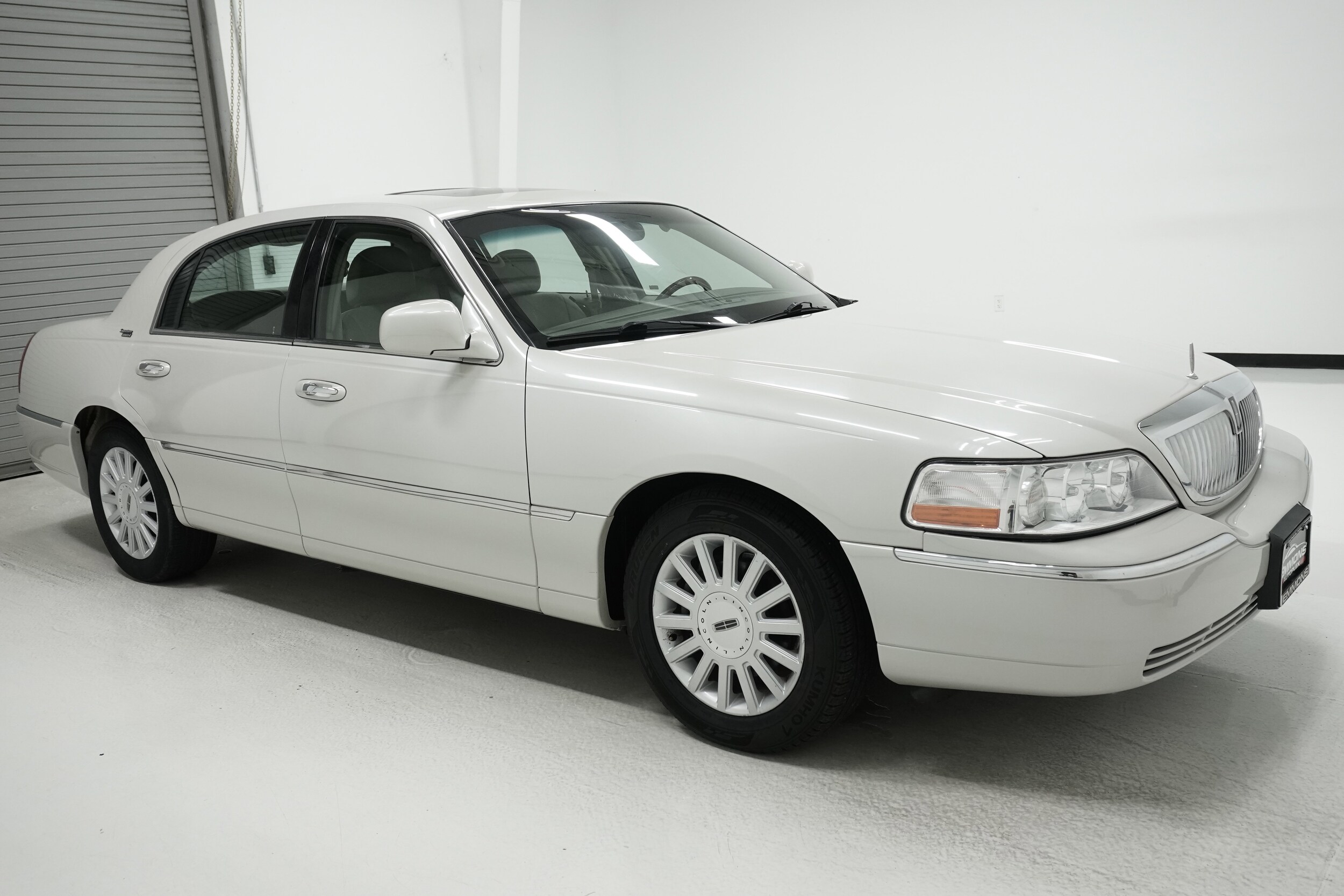 2005 Lincoln Town Car Signature Limited photo 2