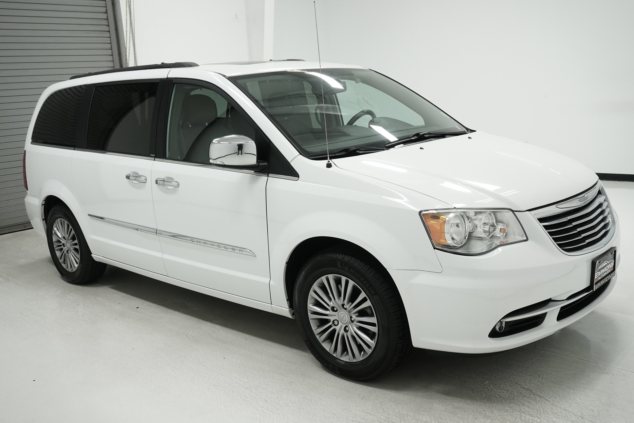 2014 Chrysler Town & Country photo 2