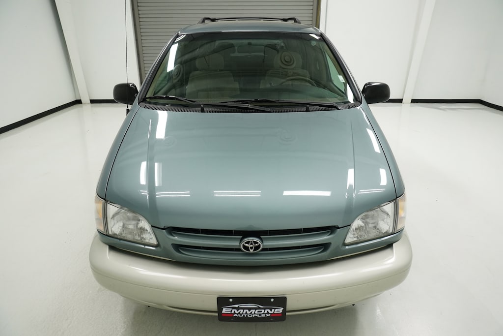 1998 Toyota Sienna XLE photo 2