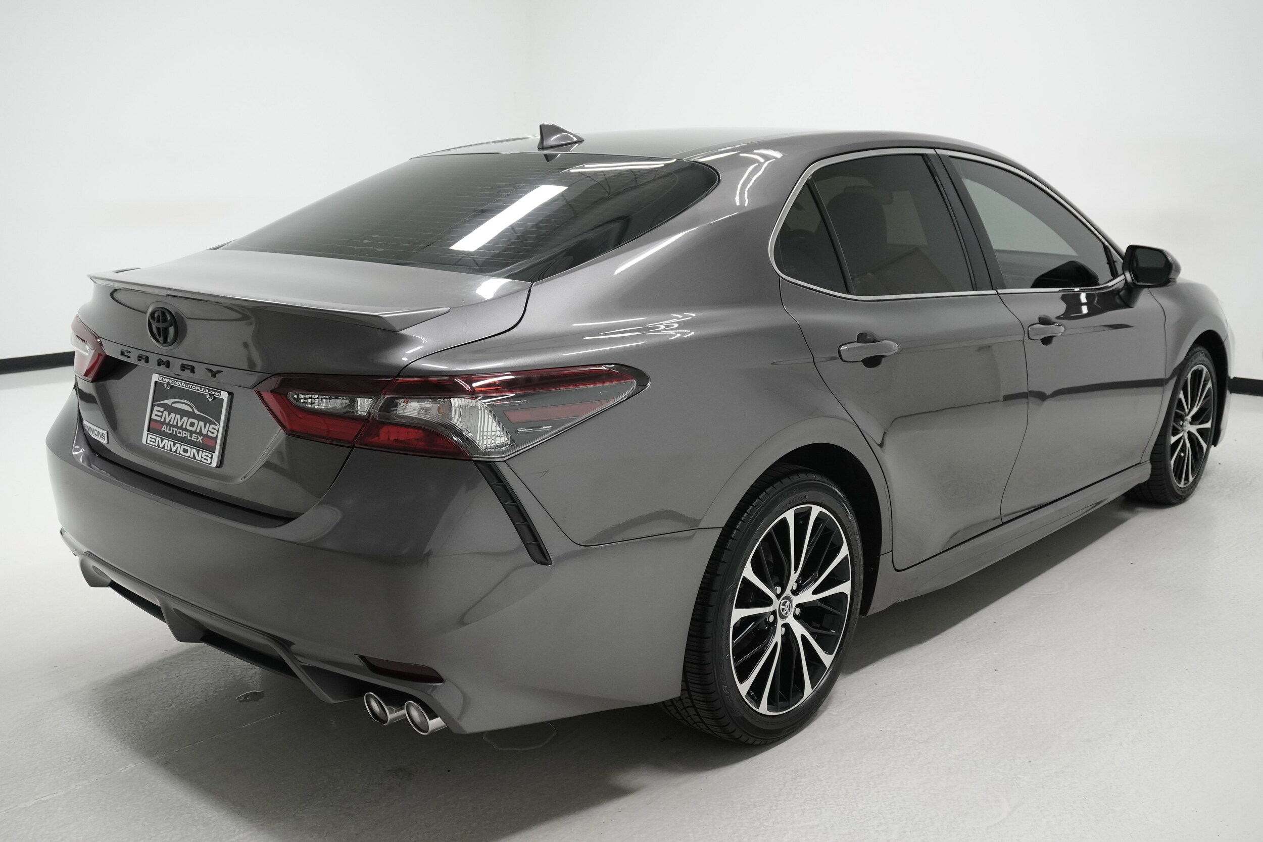 2020 Toyota Camry SE photo 4