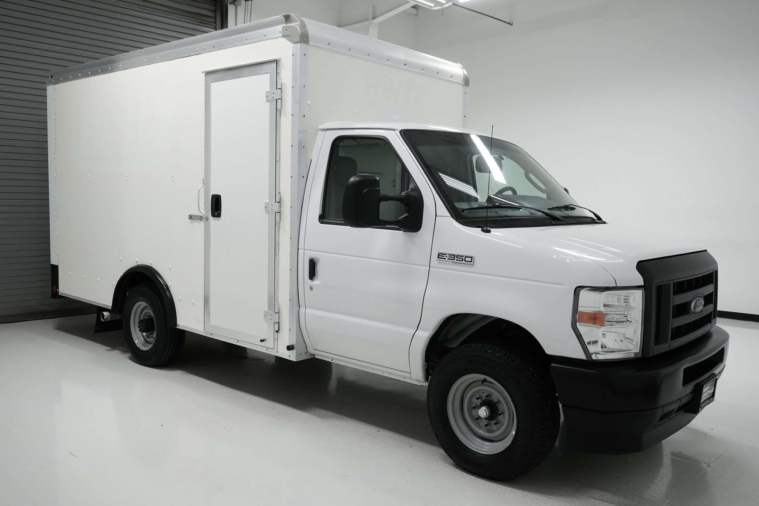2022 Ford E-350 photo 2