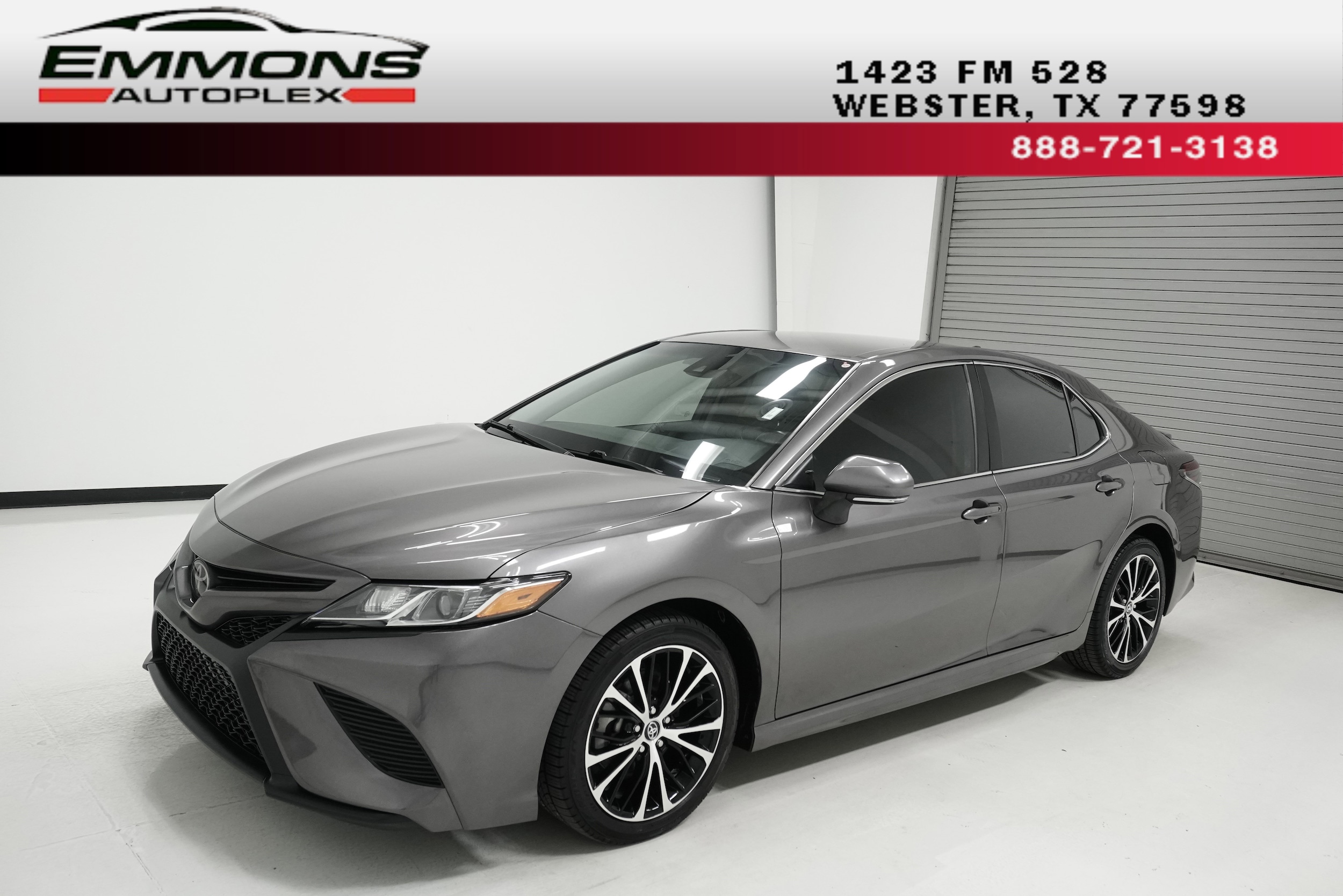 2020 Toyota Camry SE's photo