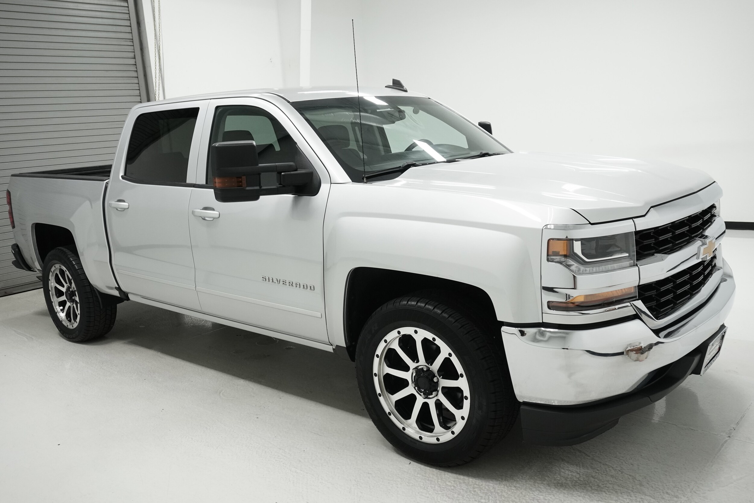 2017 Chevrolet Silverado 1500 LT photo 3