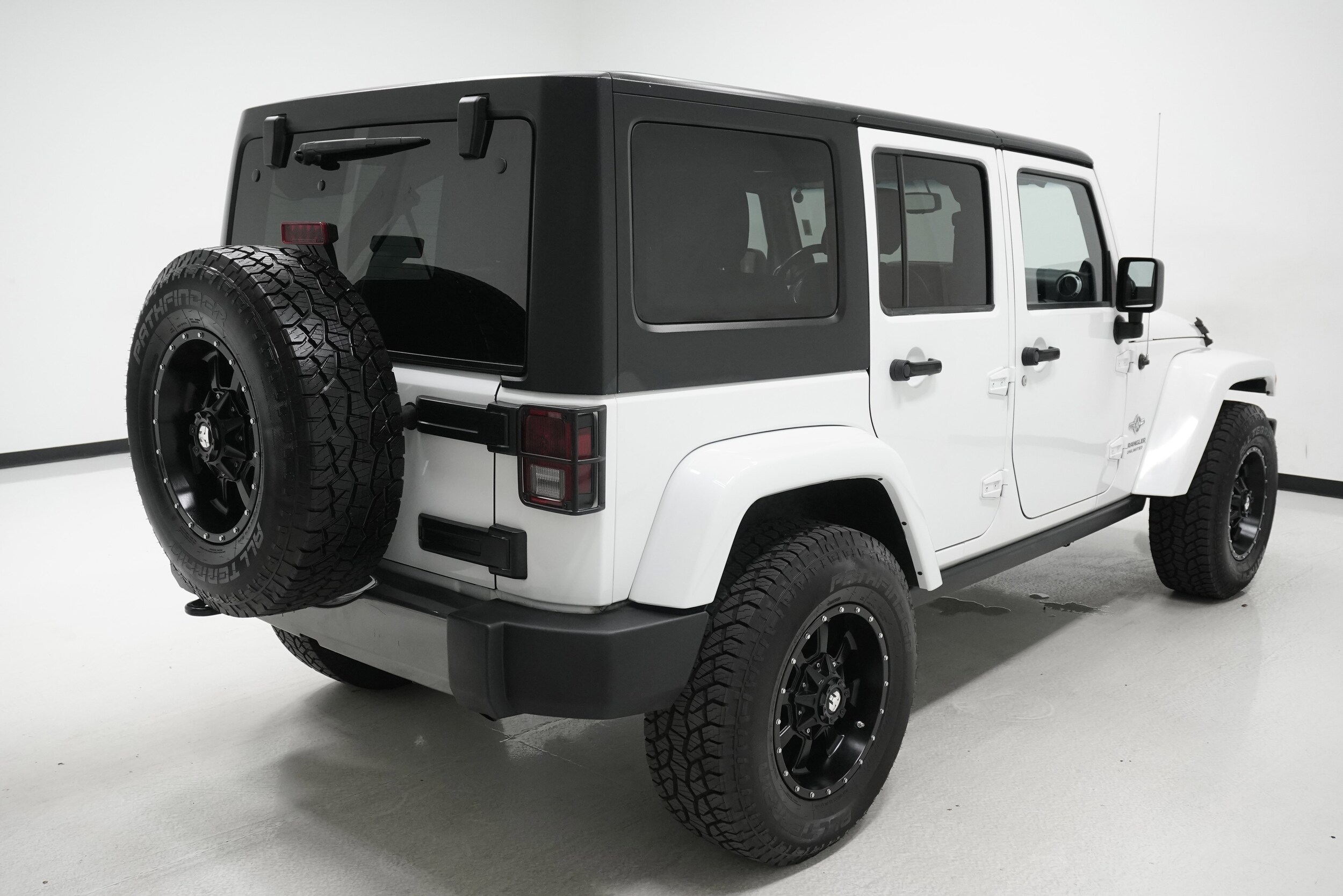 2014 Jeep Wrangler Unlimited Freedom photo 3