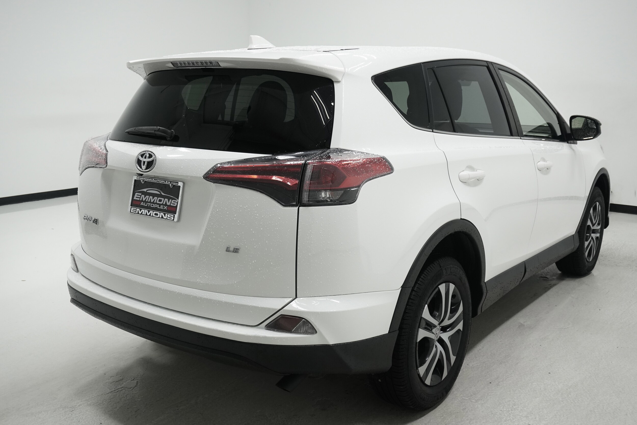 2018 Toyota RAV4 LE photo 4
