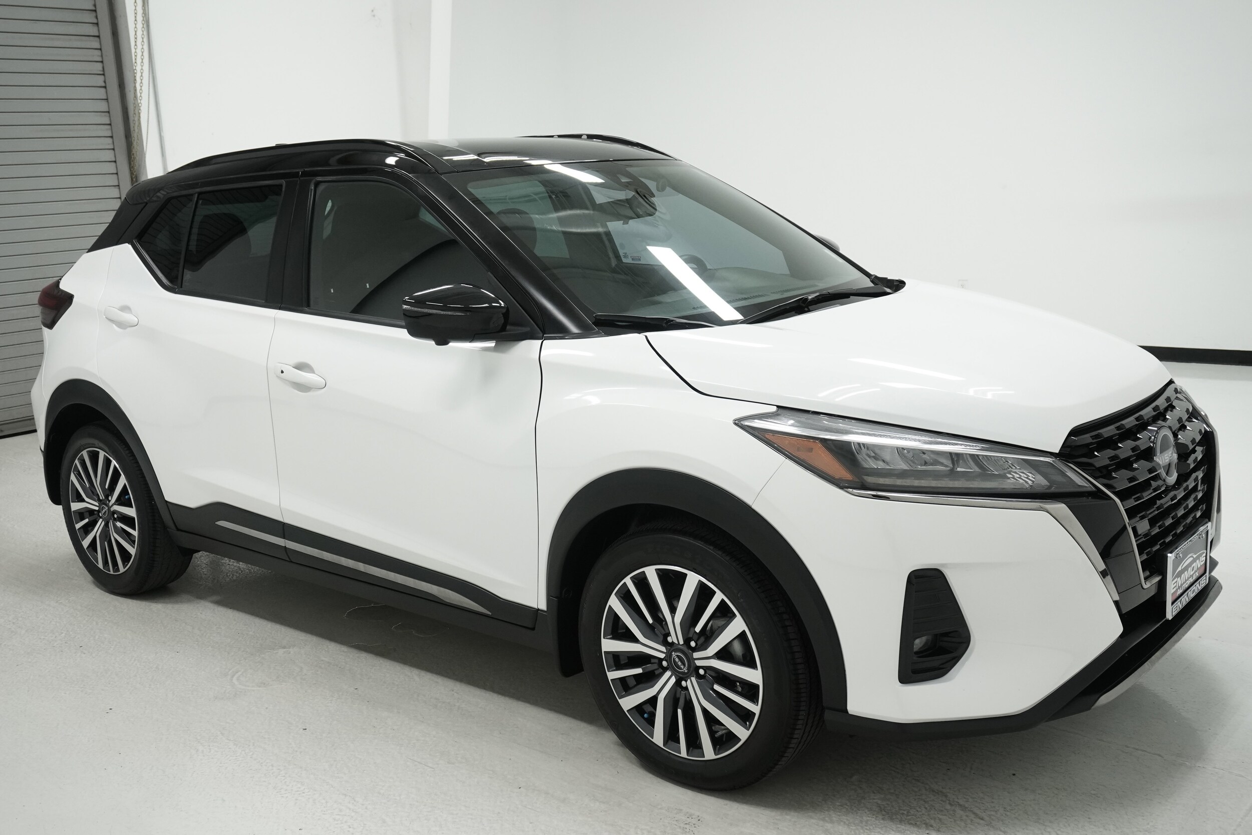 2023 Nissan Kicks SR photo 3