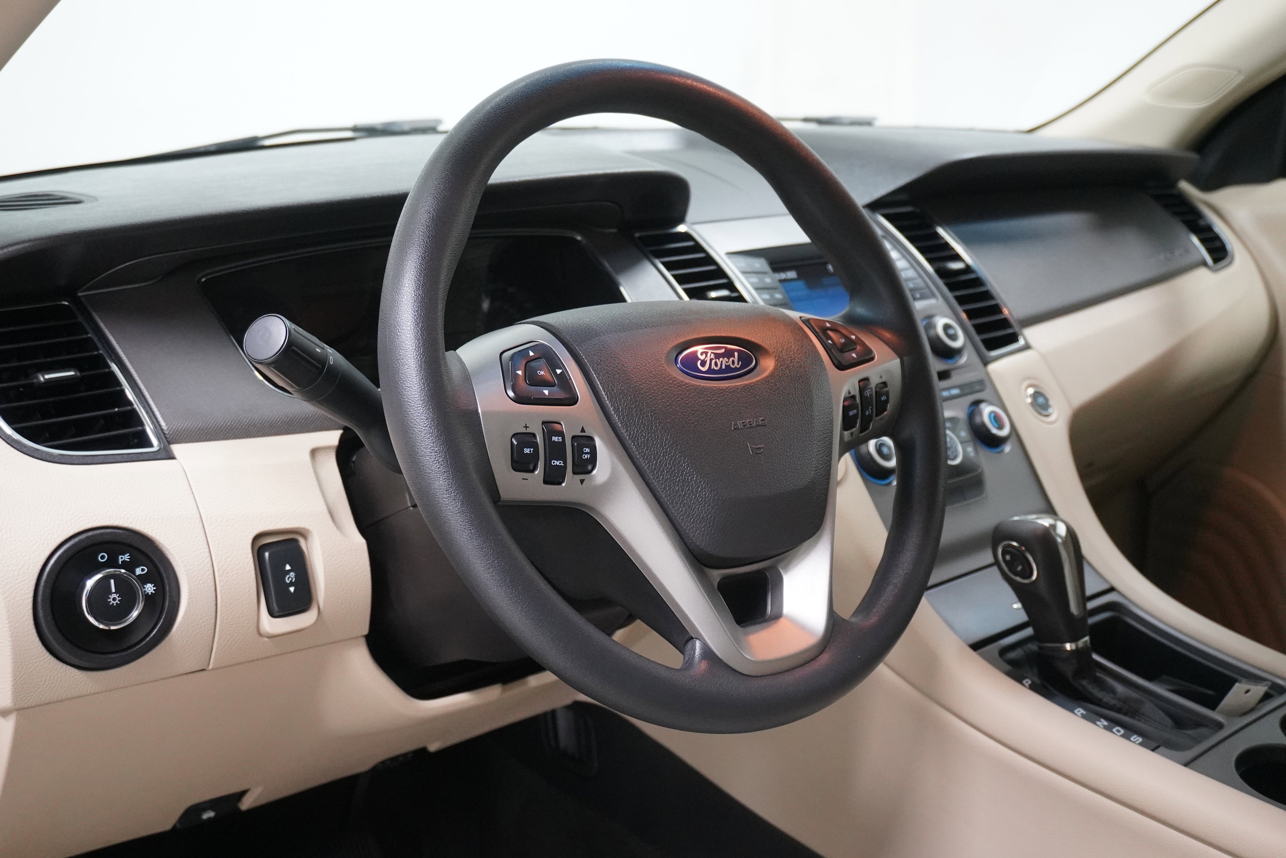 2018 Ford Taurus SE - Photo 9