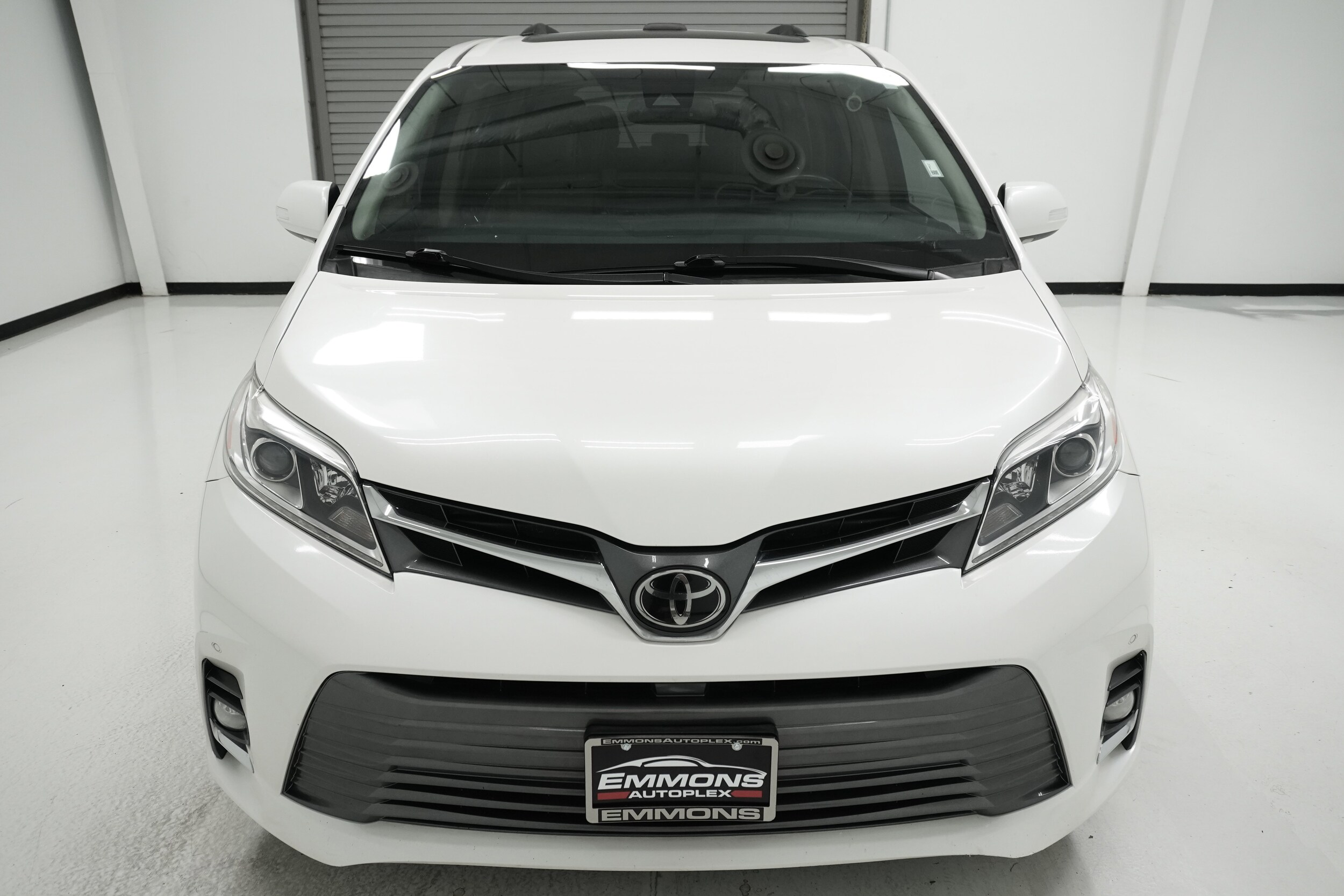 2018 Toyota Sienna Limited Premium photo 2