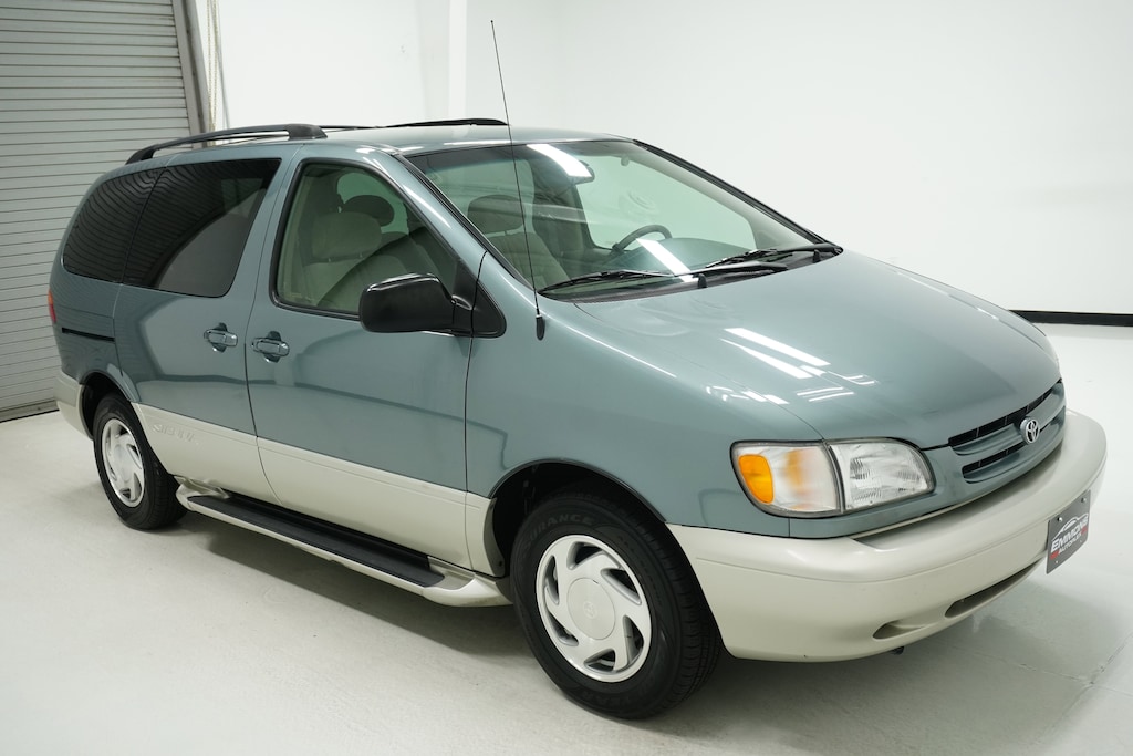 1998 Toyota Sienna XLE photo 3