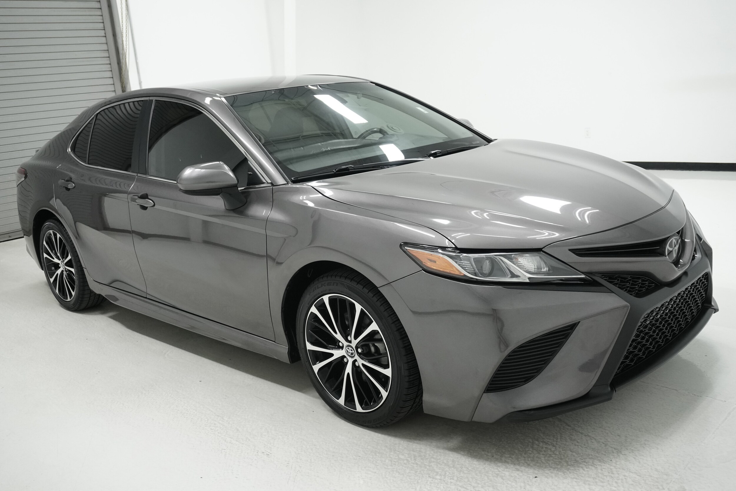 2020 Toyota Camry SE photo 3