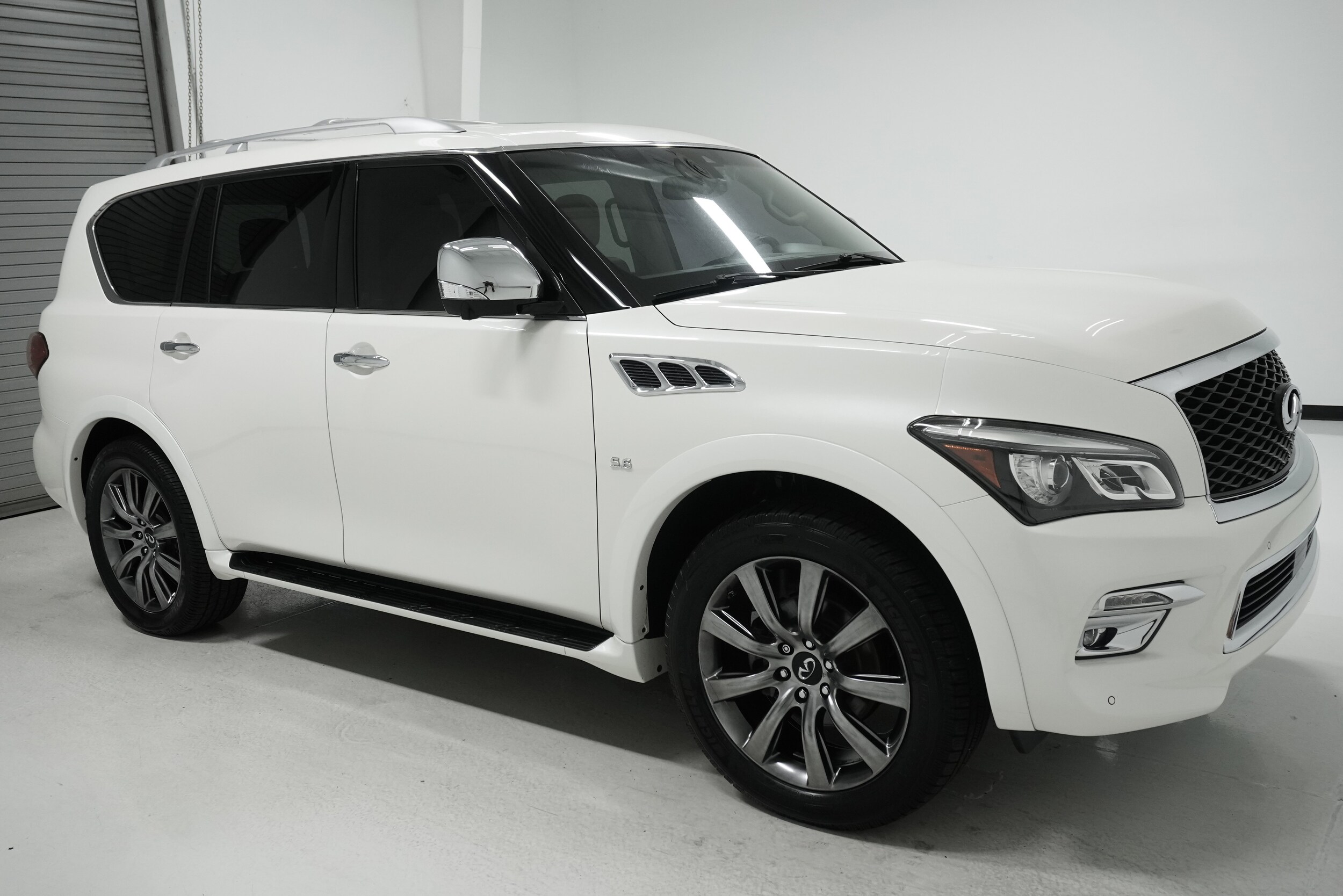 2017 Infiniti QX80 photo 3