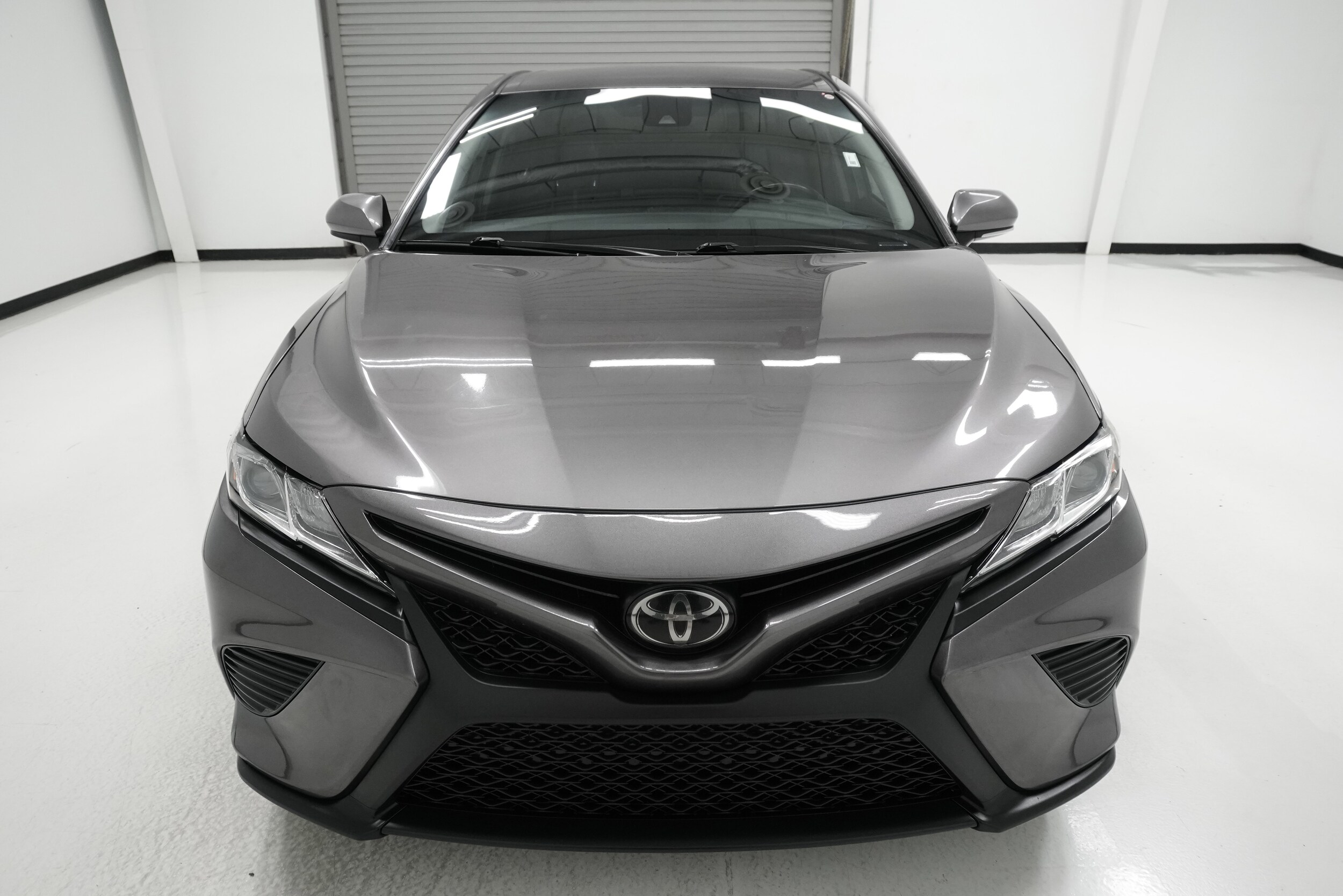 2020 Toyota Camry SE photo 2