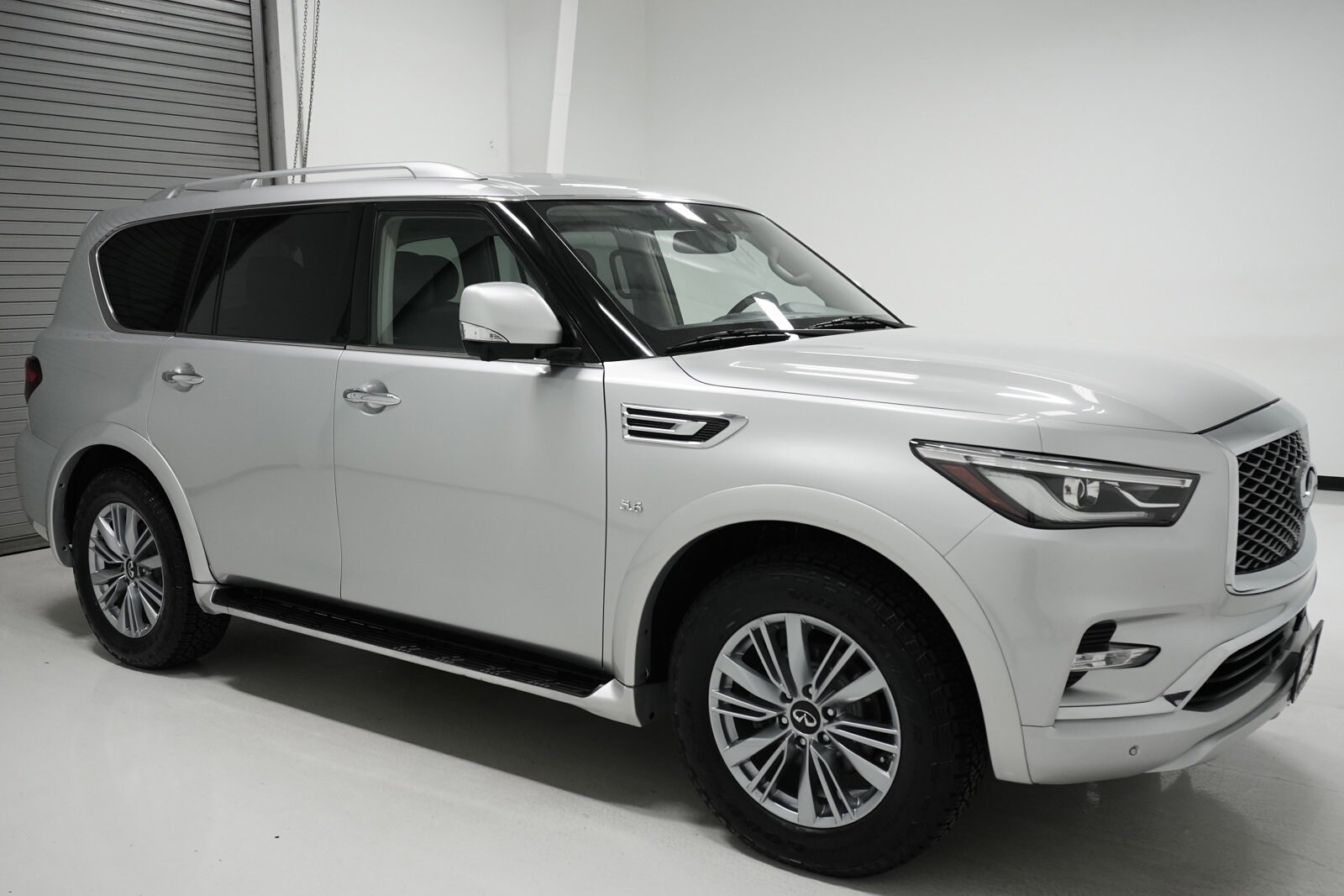 2019 Infiniti QX80 Luxe photo 3
