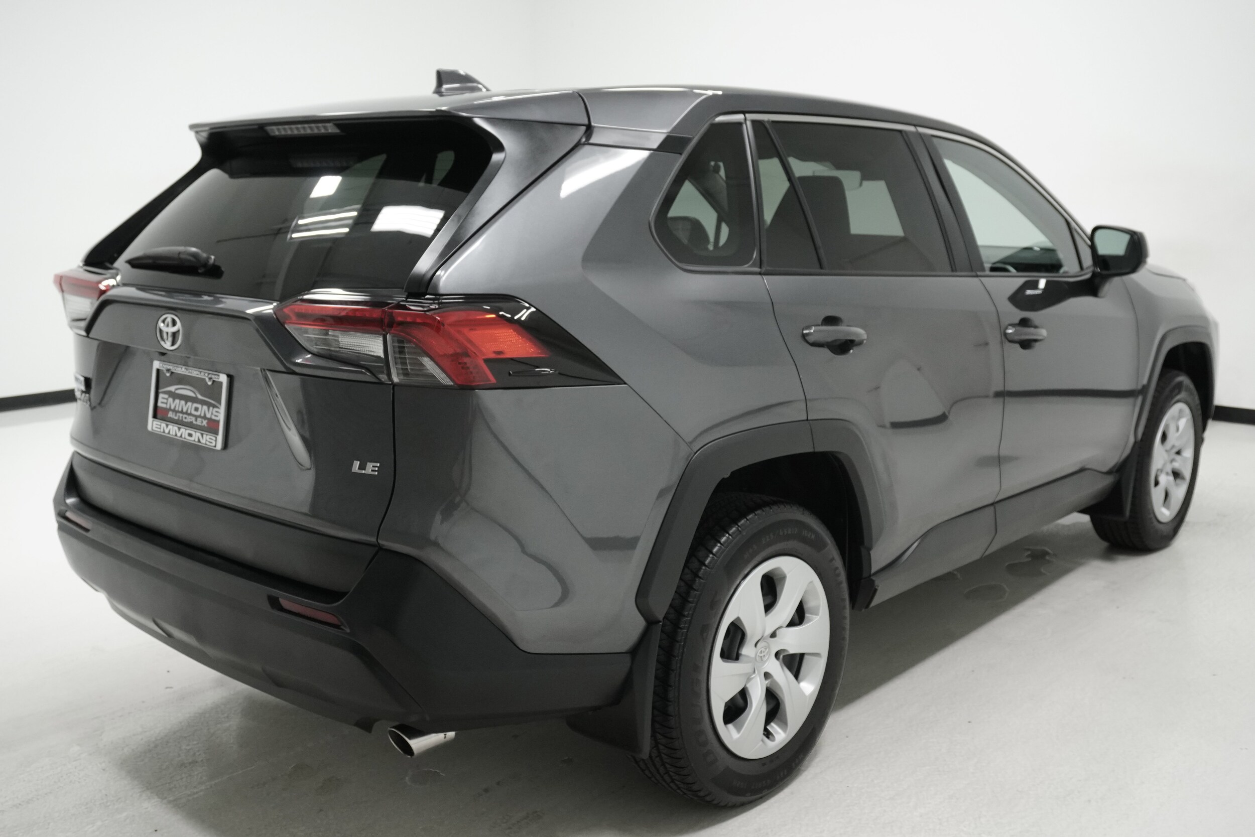 2022 Toyota RAV4 LE photo 4
