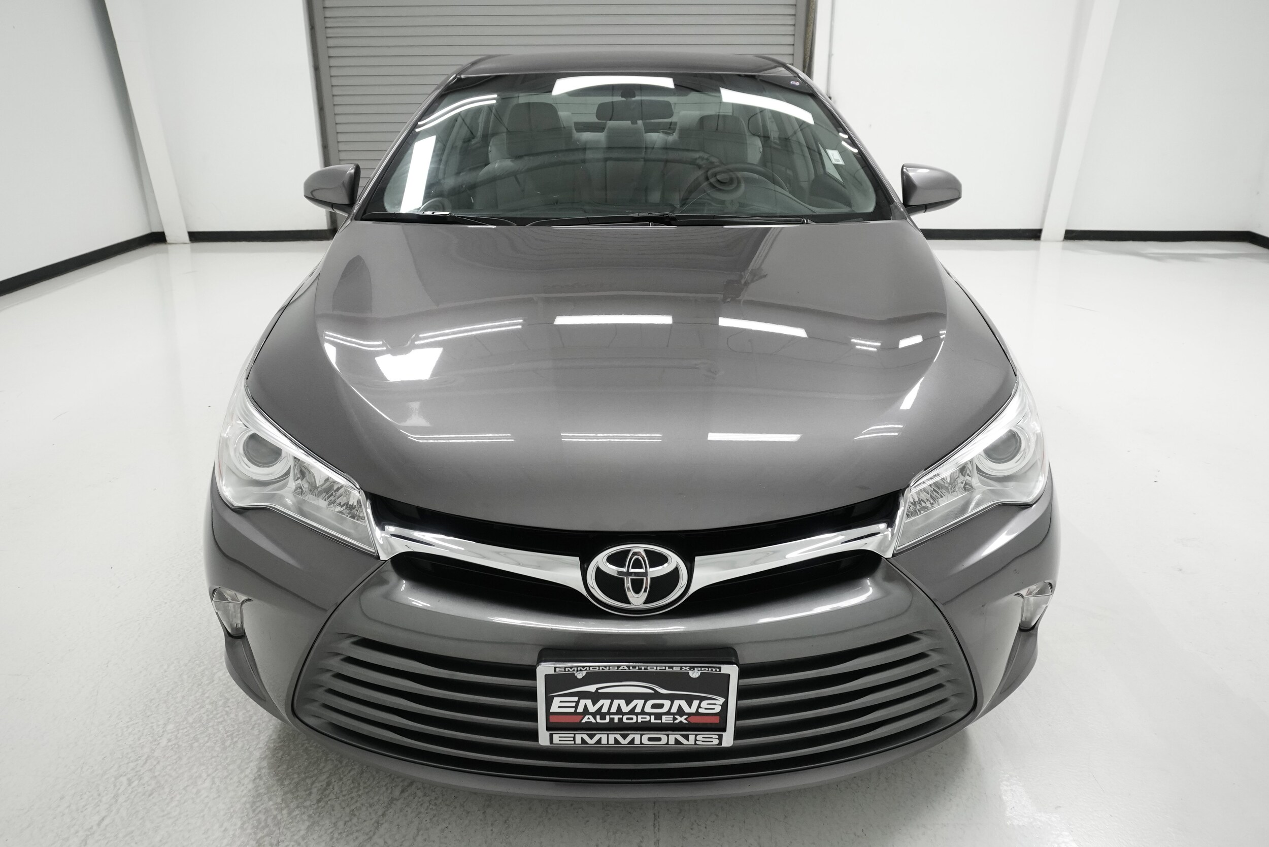 2016 Toyota Camry LE photo 2