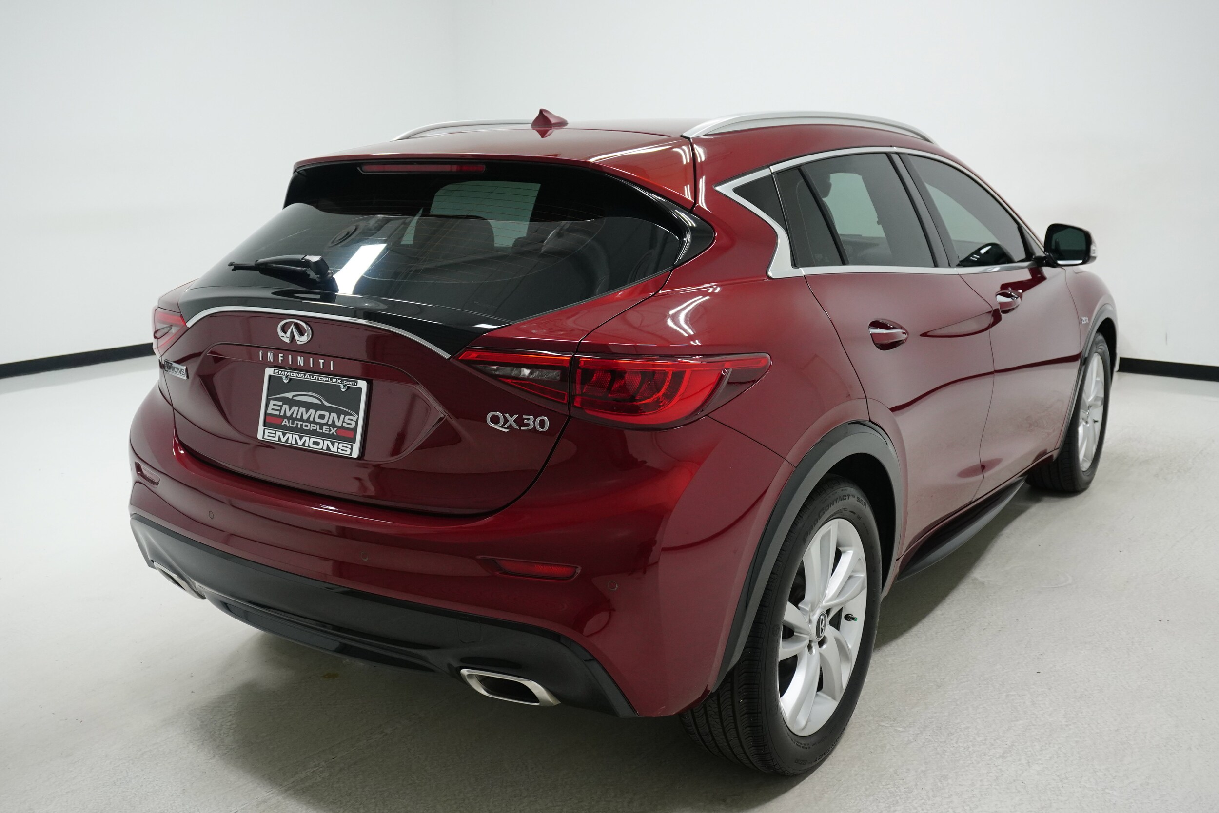 2017 Infiniti QX30 Premium photo 4